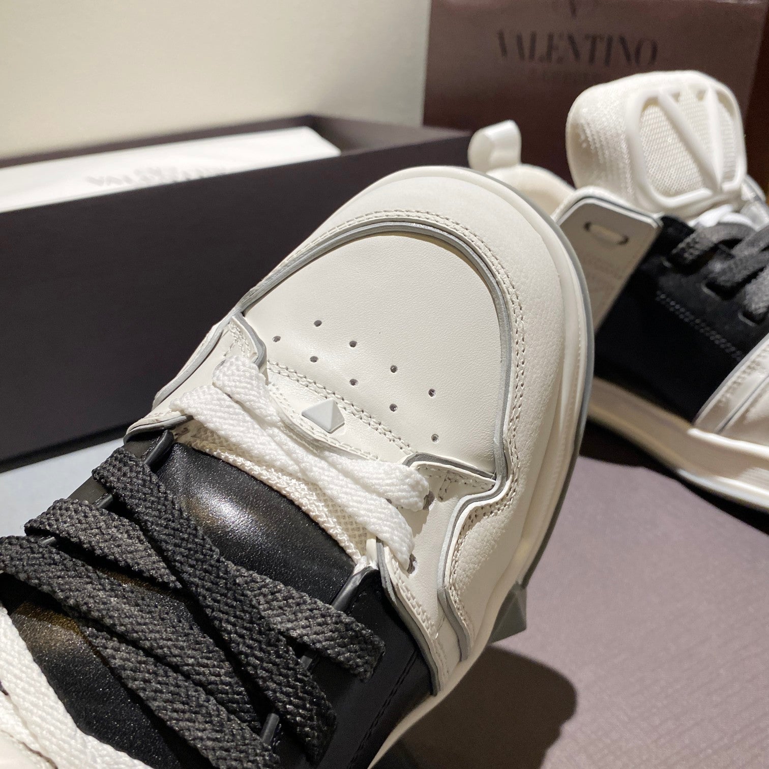 LuxluxHouse Best Quality Shoes Valentino