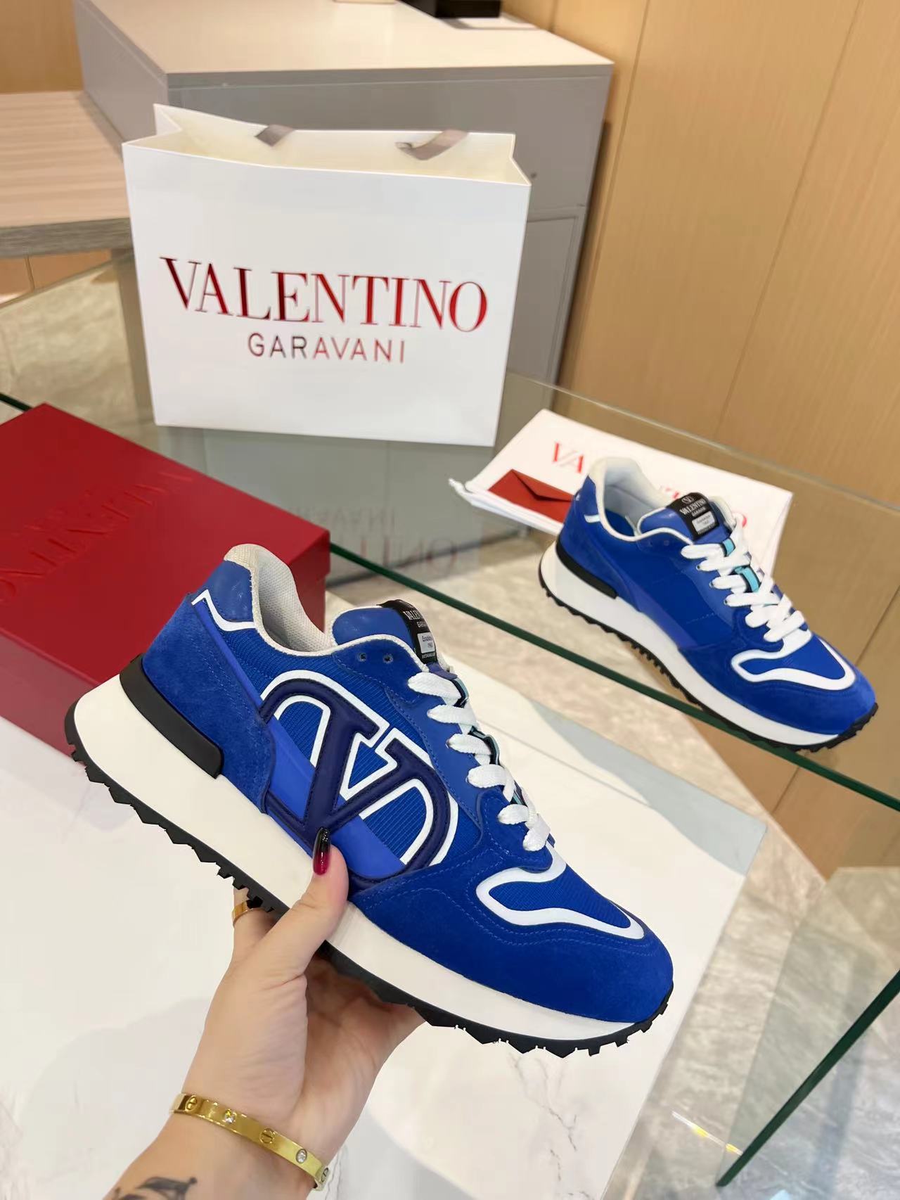 LuxluxHouse Best Quality Shoes Valentino