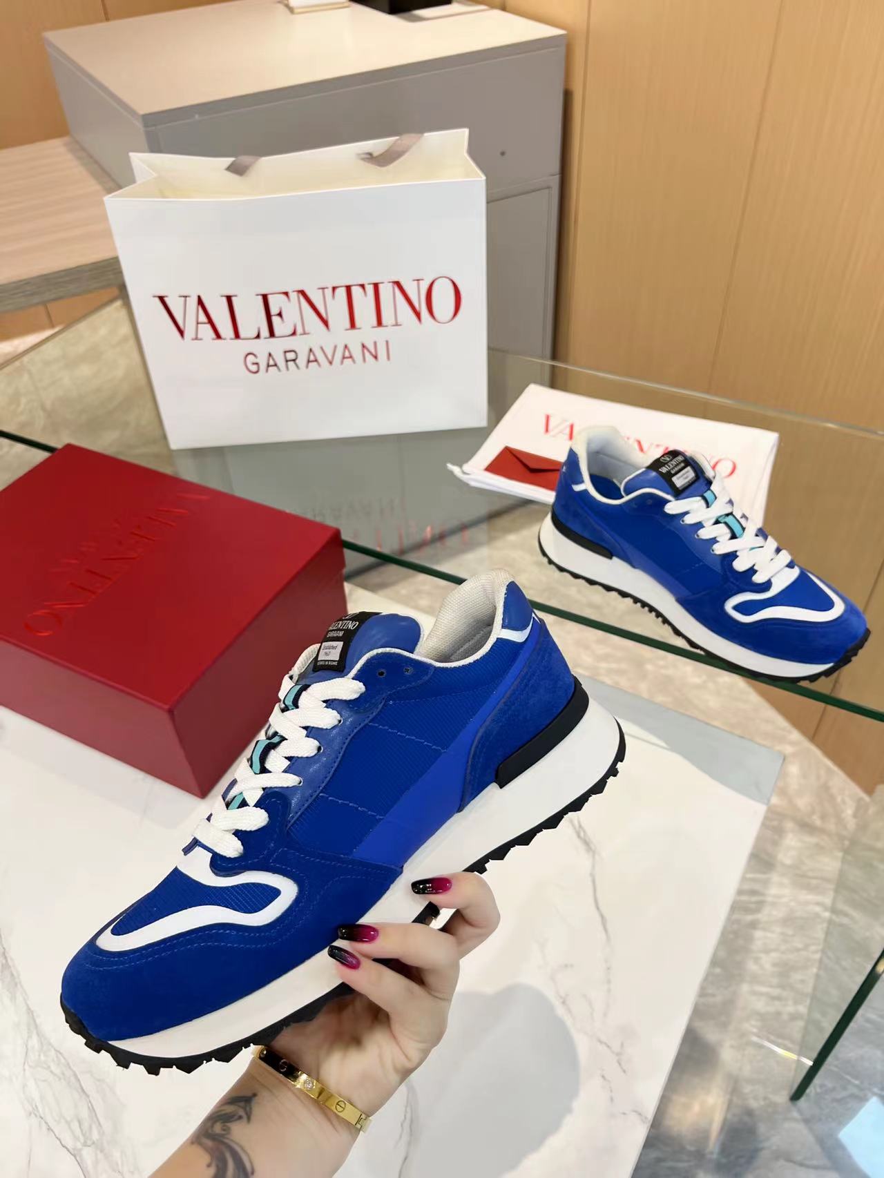LuxluxHouse Best Quality Shoes Valentino
