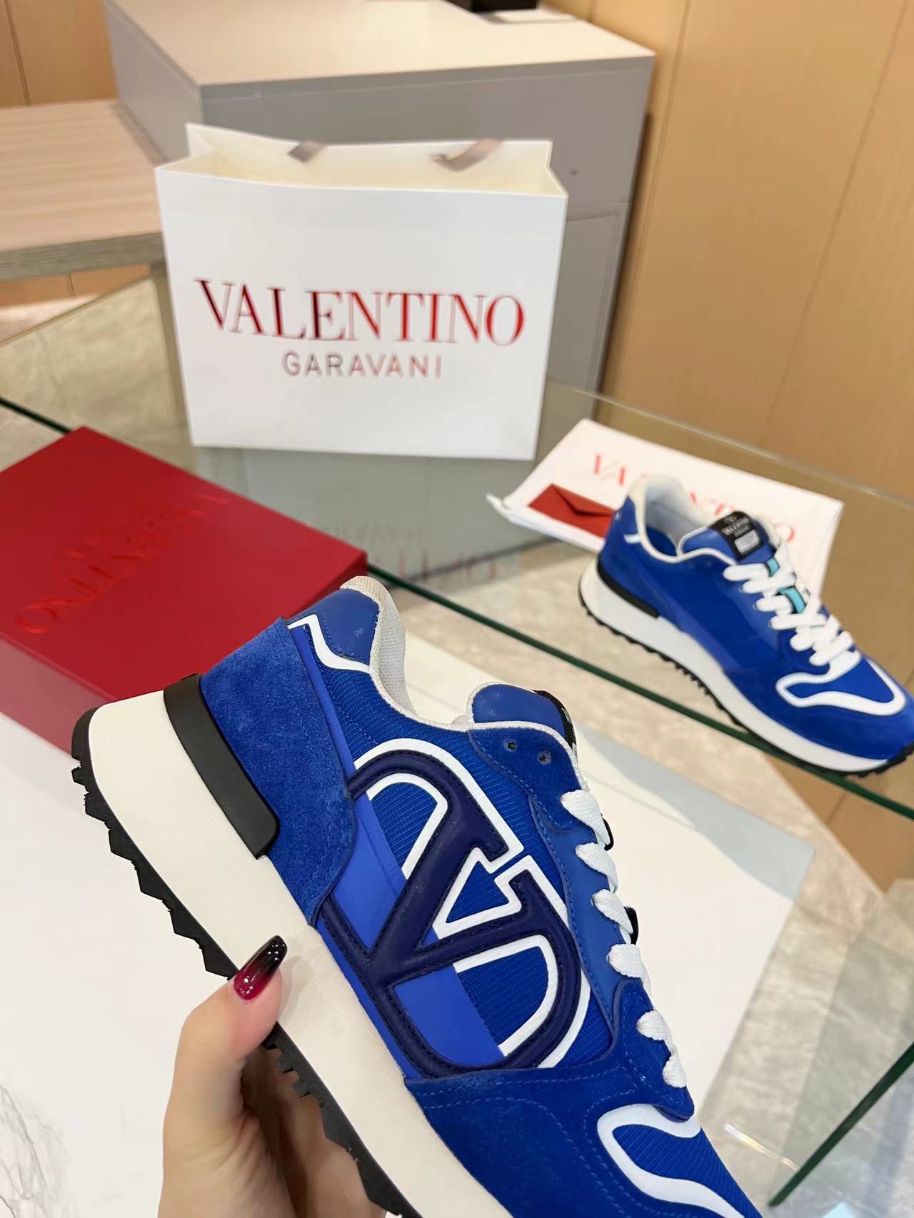 LuxluxHouse Best Quality Shoes Valentino