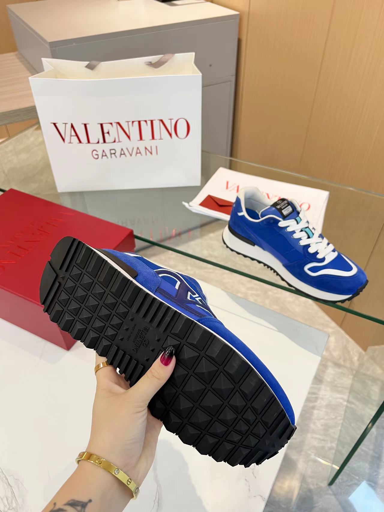 LuxluxHouse Best Quality Shoes Valentino
