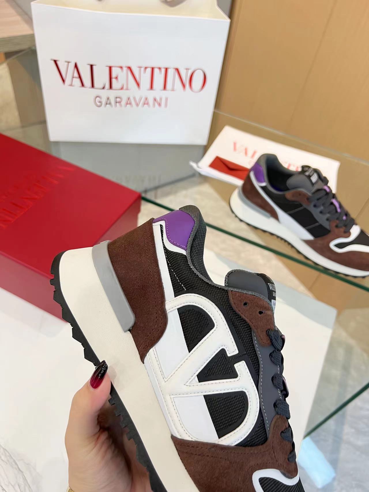 LuxluxHouse Best Quality Shoes Valentino