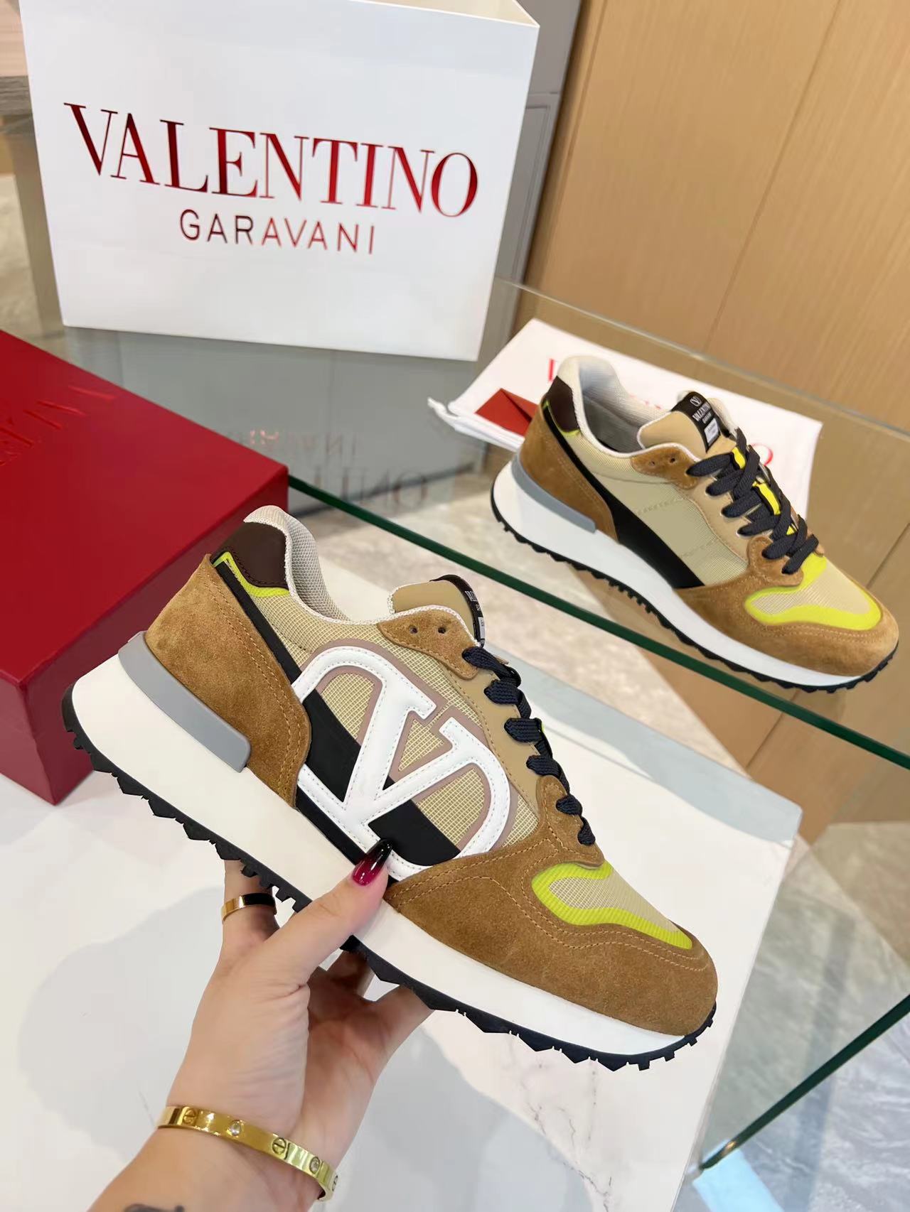 LuxluxHouse Best Quality Shoes Valentino