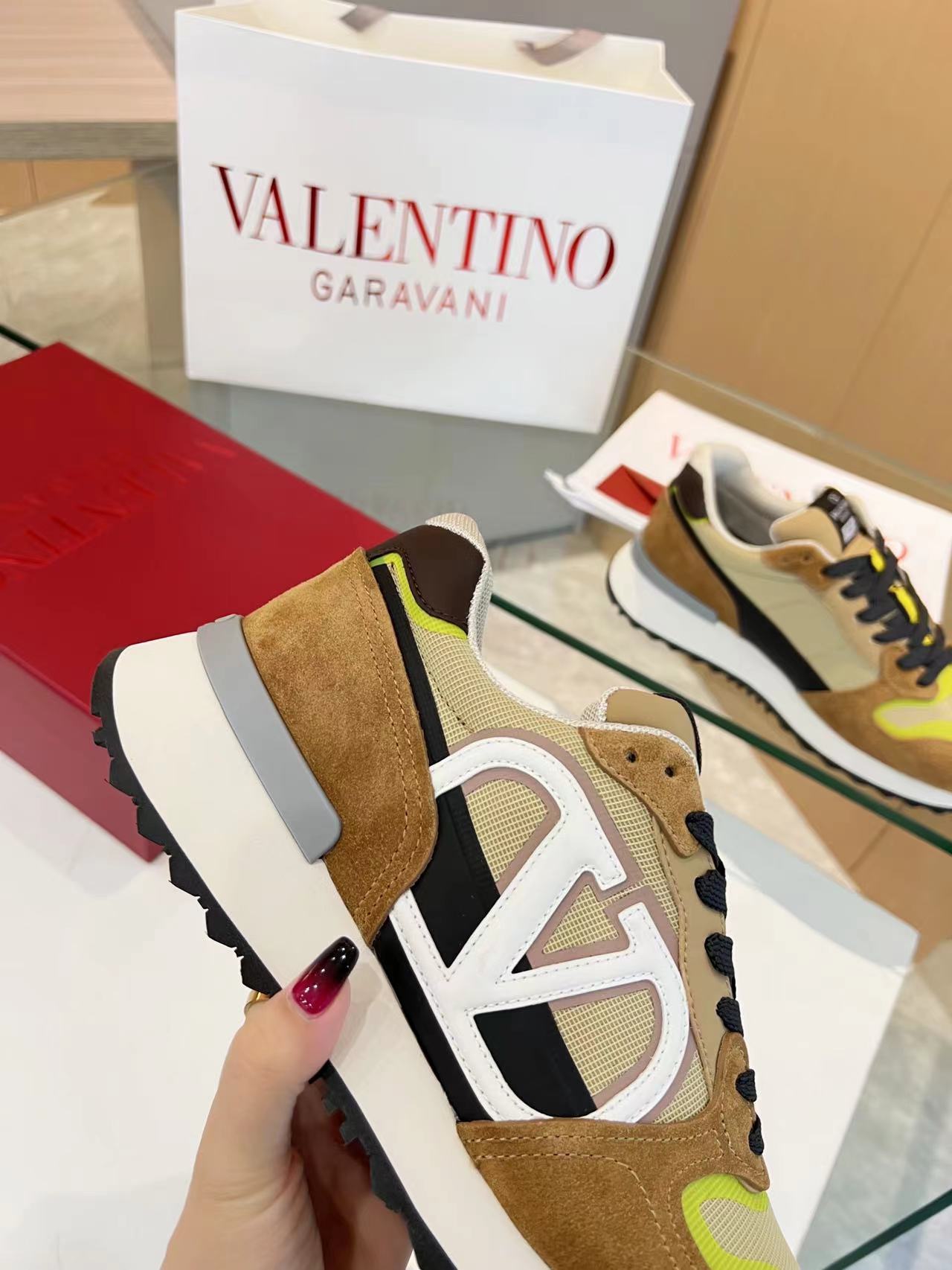 LuxluxHouse Best Quality Shoes Valentino