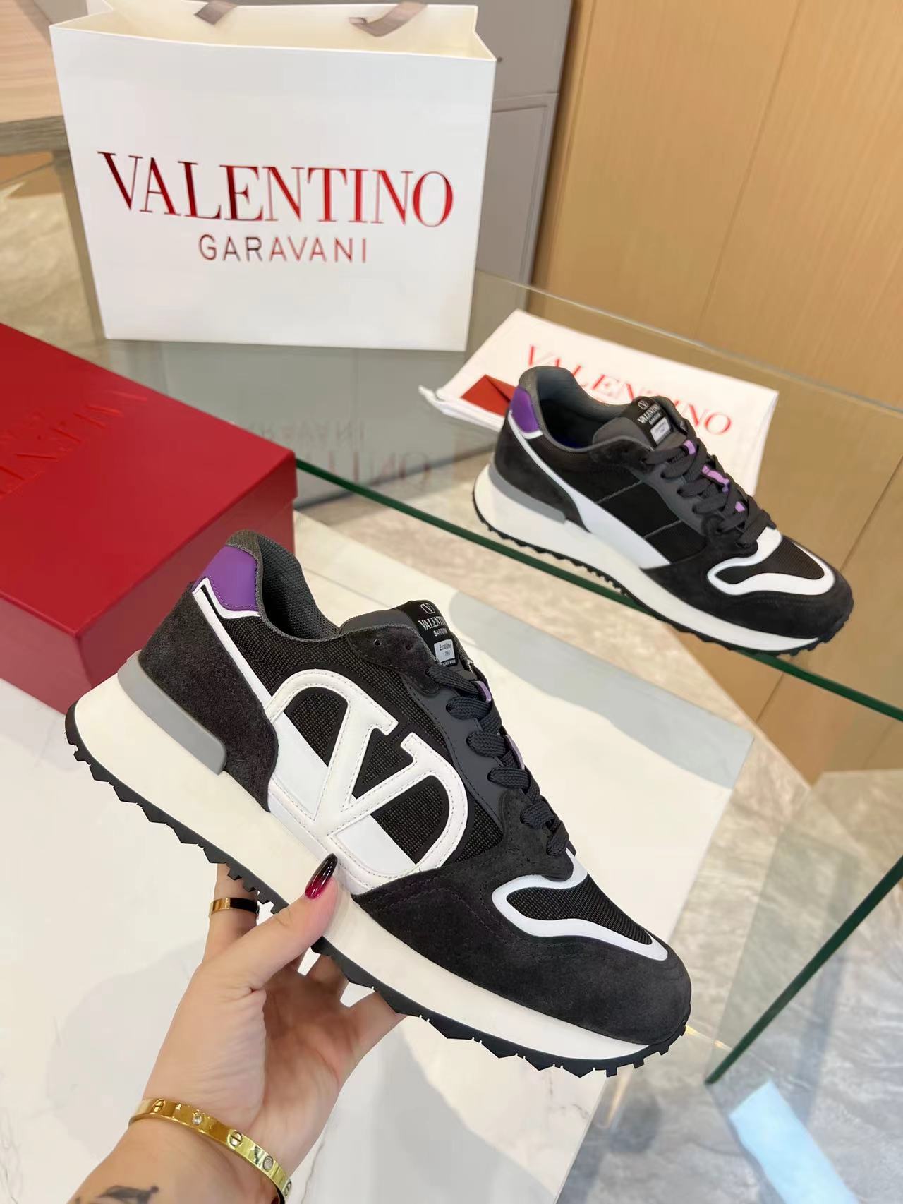 LuxluxHouse Best Quality Shoes Valentino
