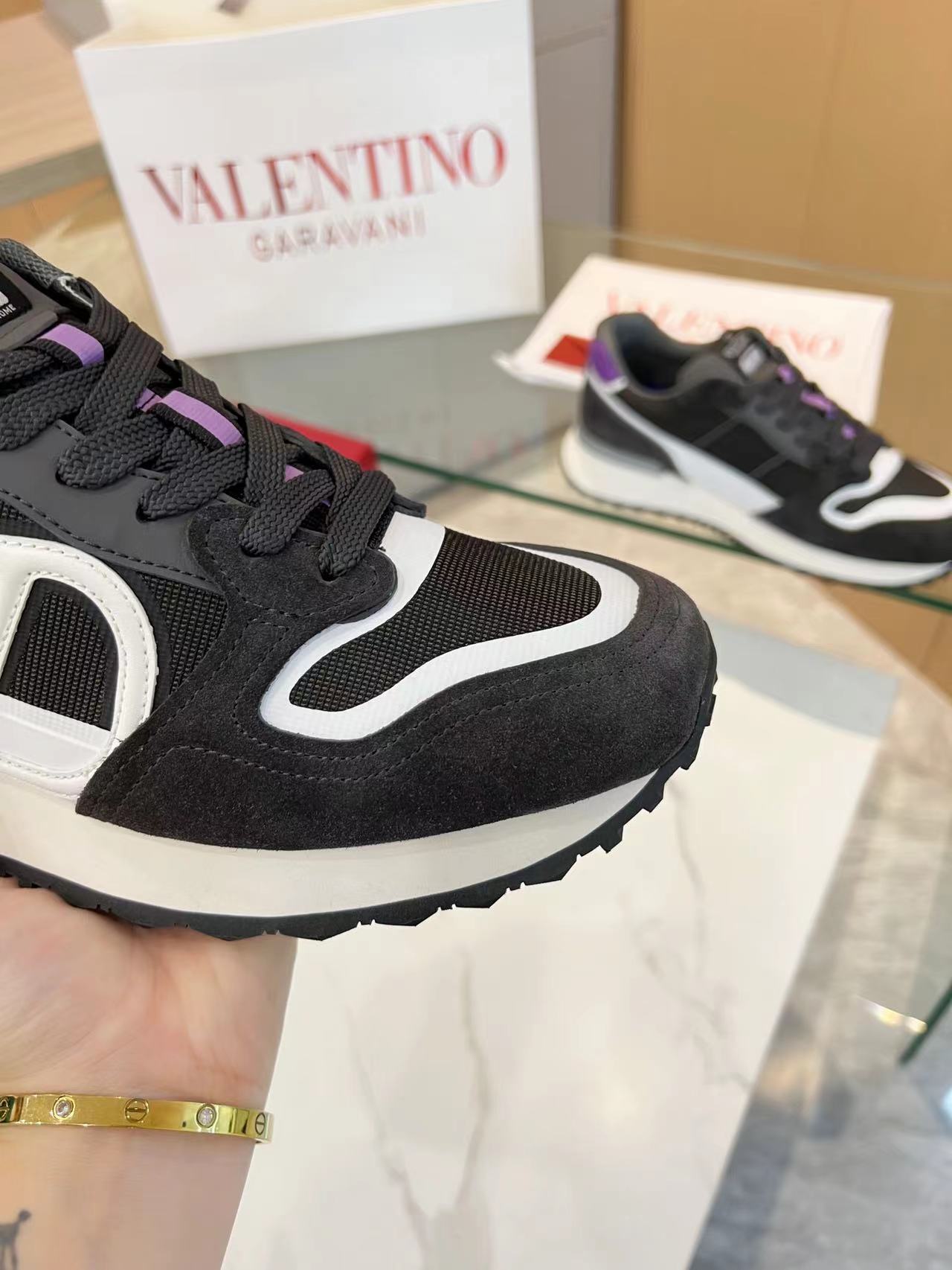 LuxluxHouse Best Quality Shoes Valentino