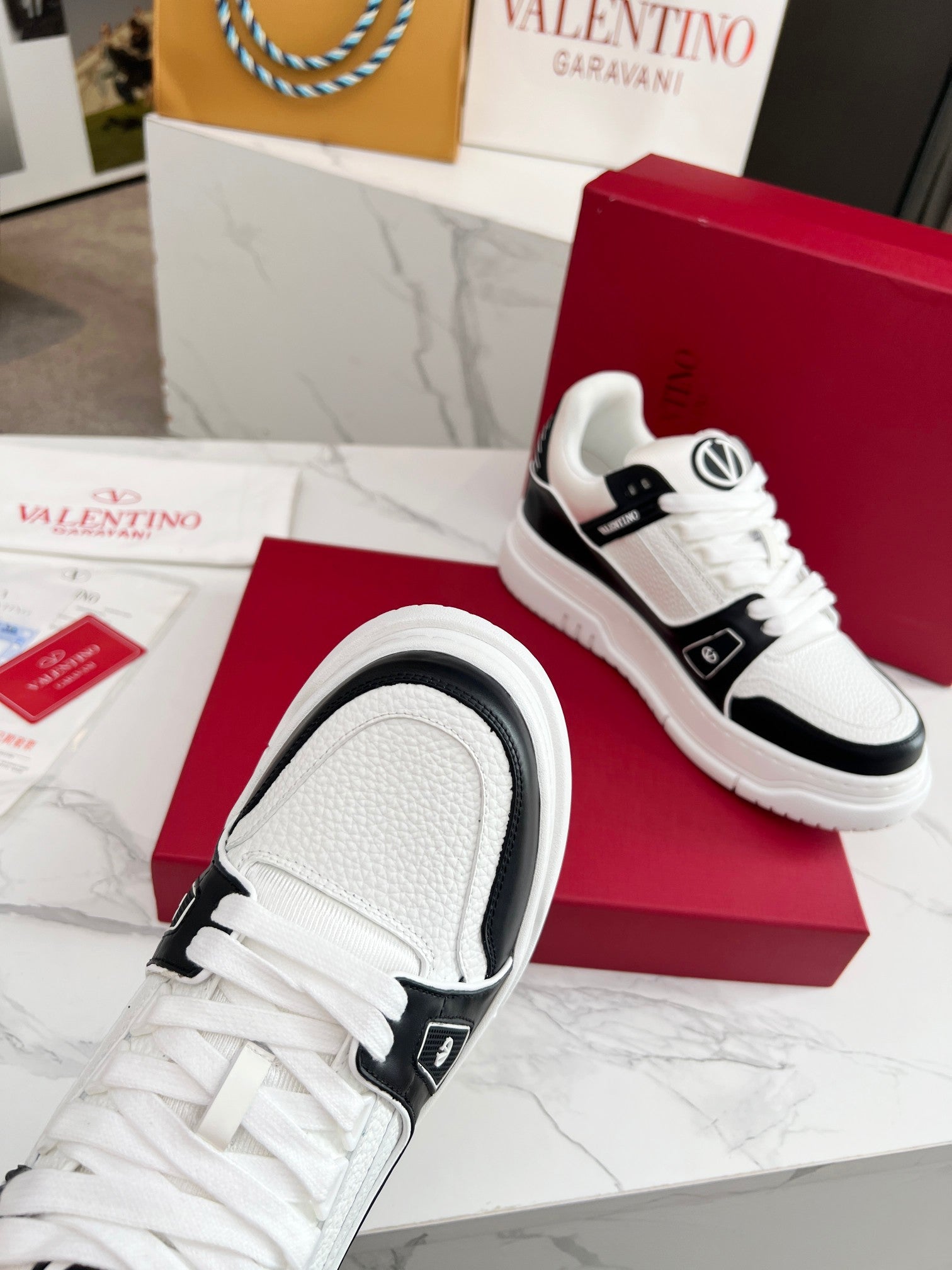 LuxluxHouse Best Quality Shoes Valentino