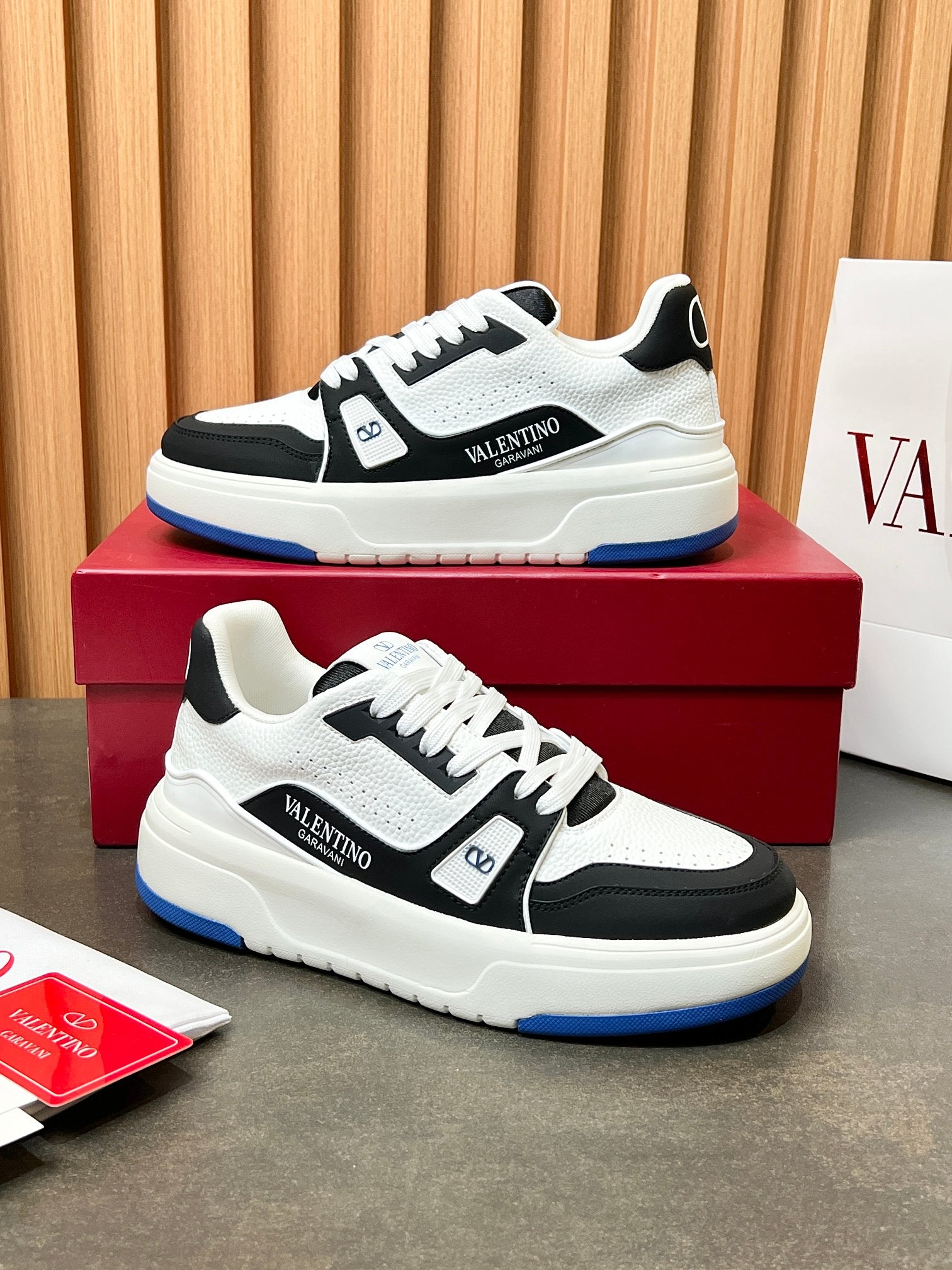 LuxluxHouse Best Quality Shoes Valentino
