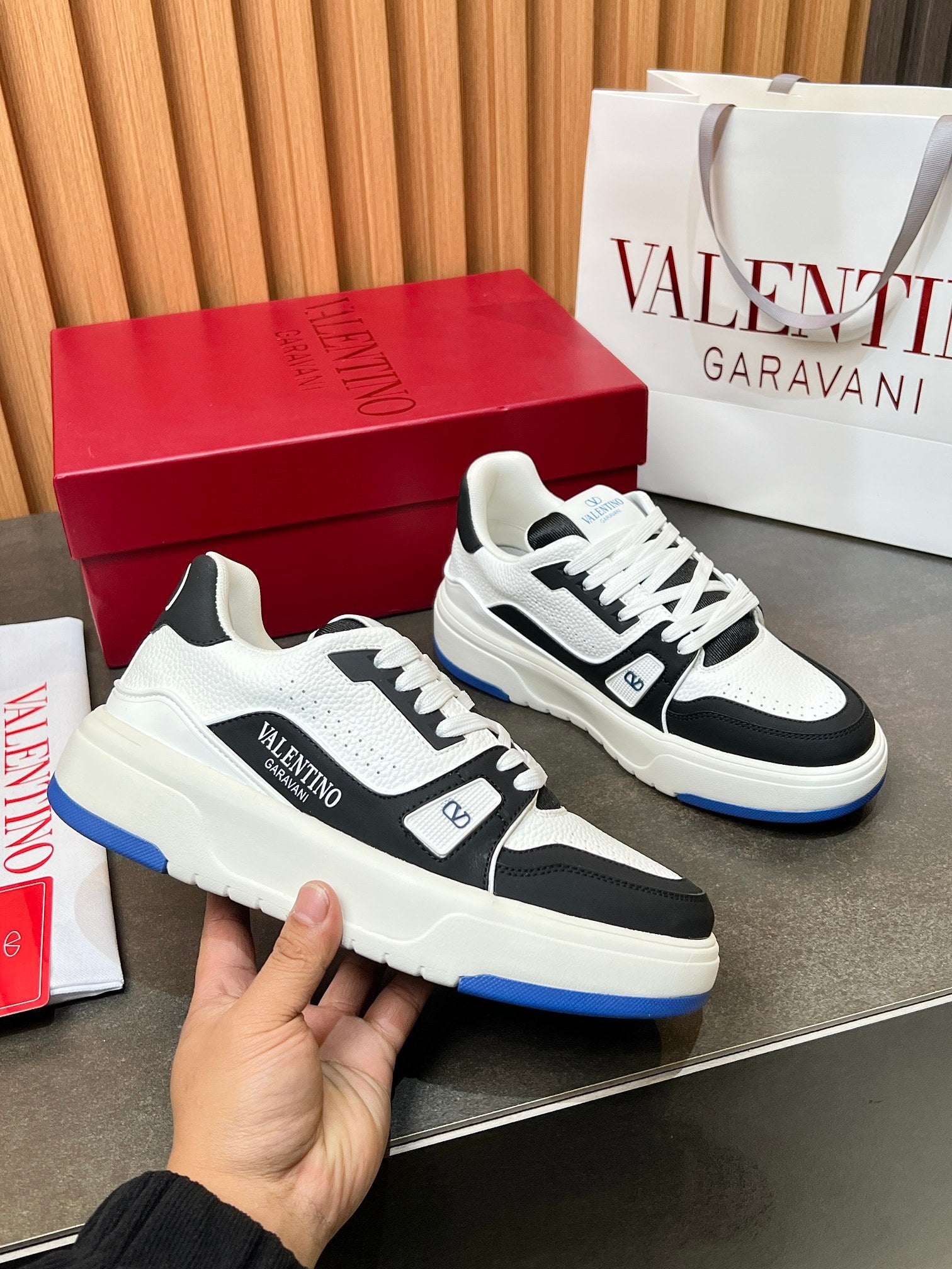 LuxluxHouse Best Quality Shoes Valentino