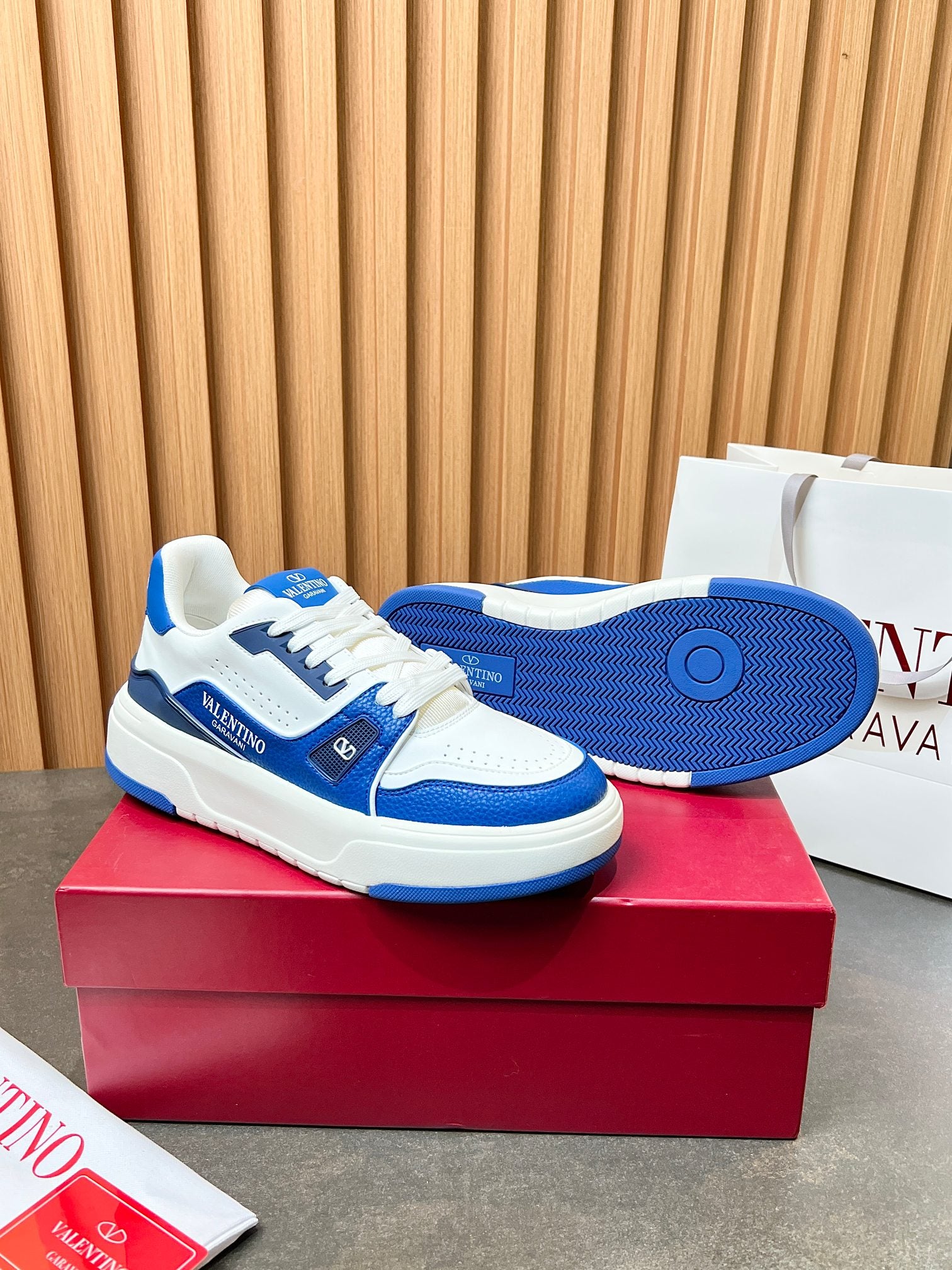 LuxluxHouse Best Quality Shoes Valentino