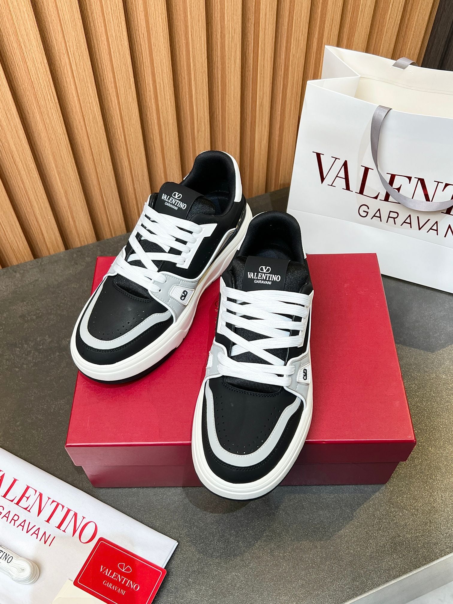 LuxluxHouse Best Quality Shoes Valentino