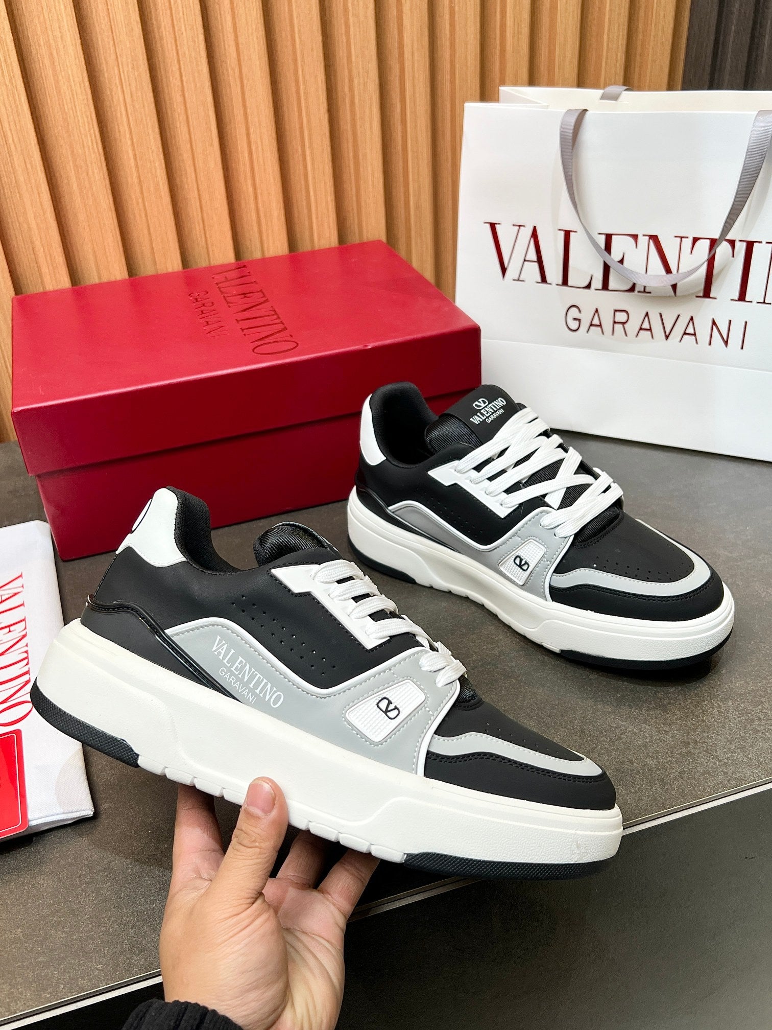 LuxluxHouse Best Quality Shoes Valentino