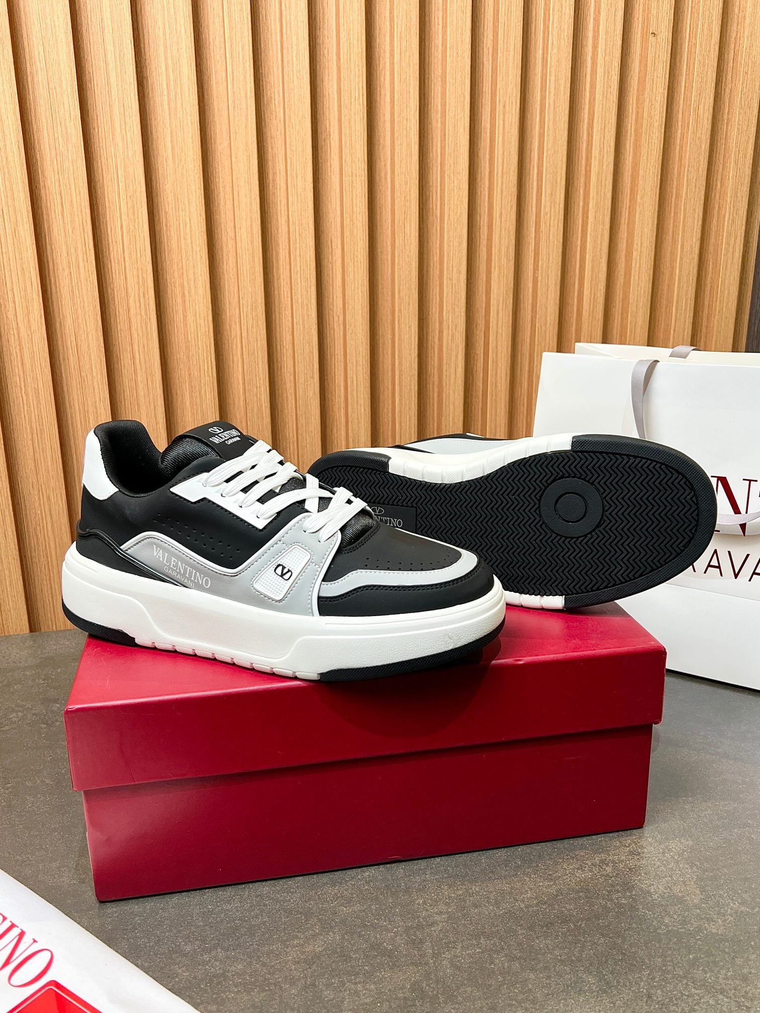 LuxluxHouse Best Quality Shoes Valentino