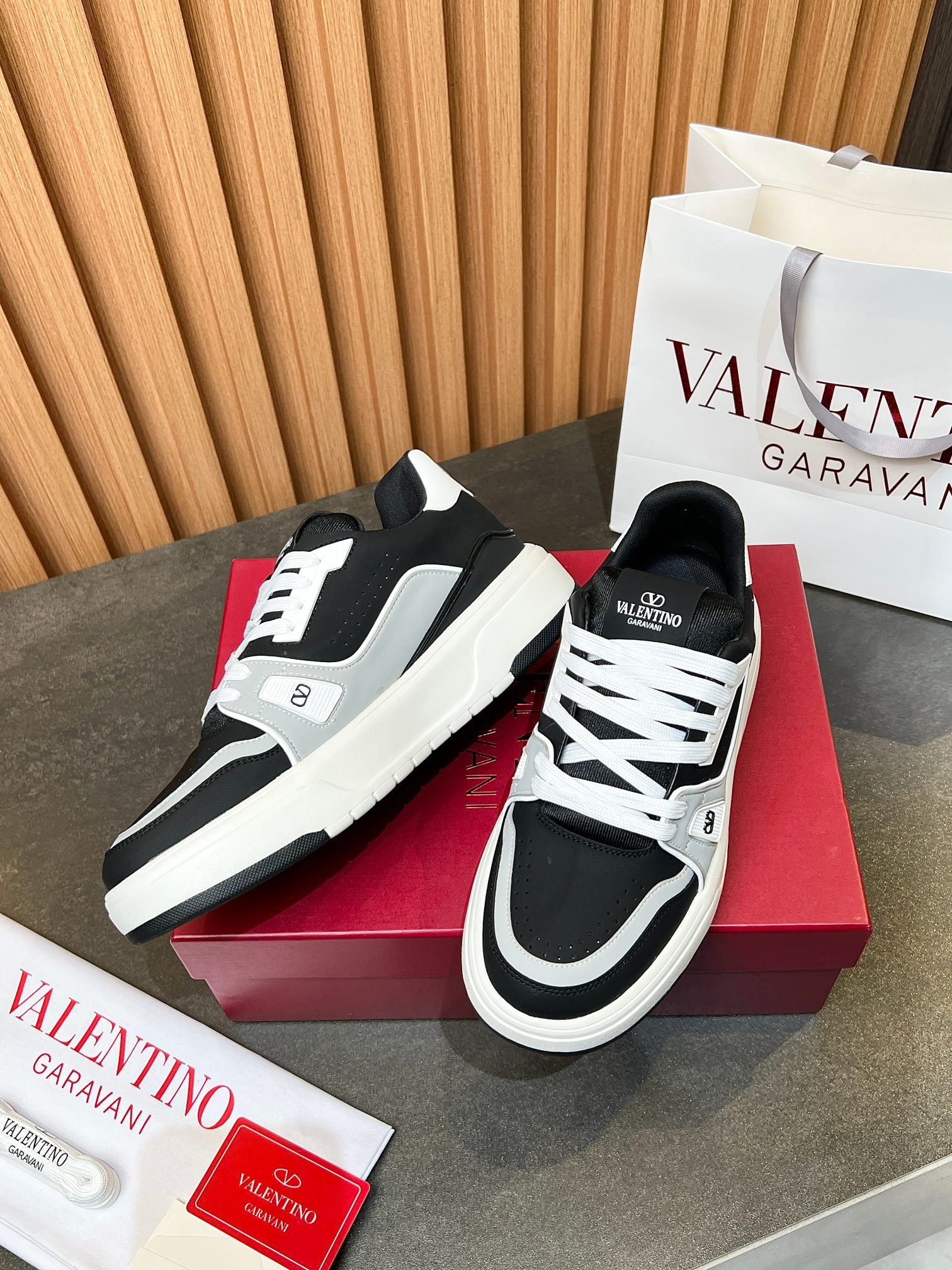 LuxluxHouse Best Quality Shoes Valentino