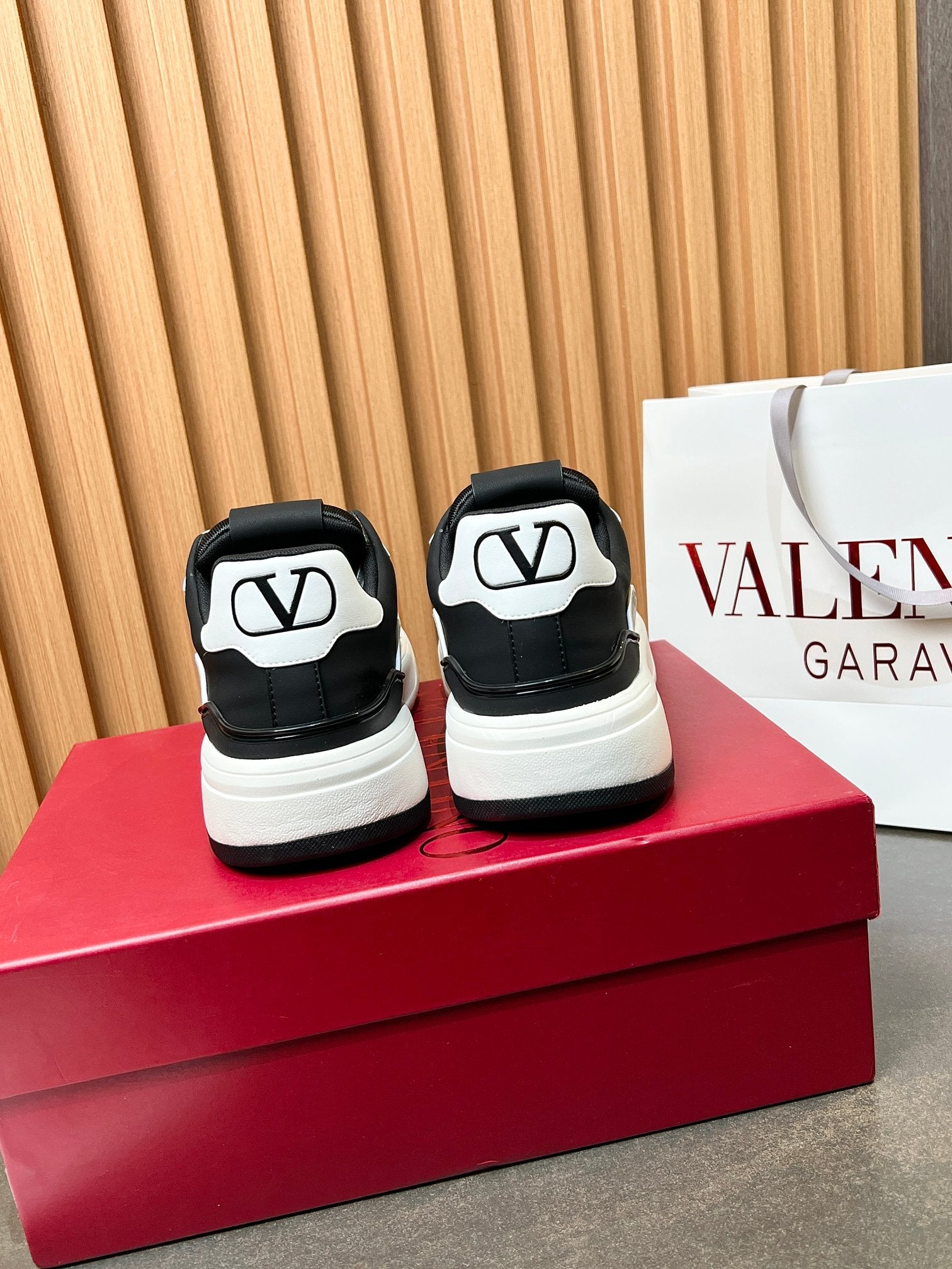 LuxluxHouse Best Quality Shoes Valentino