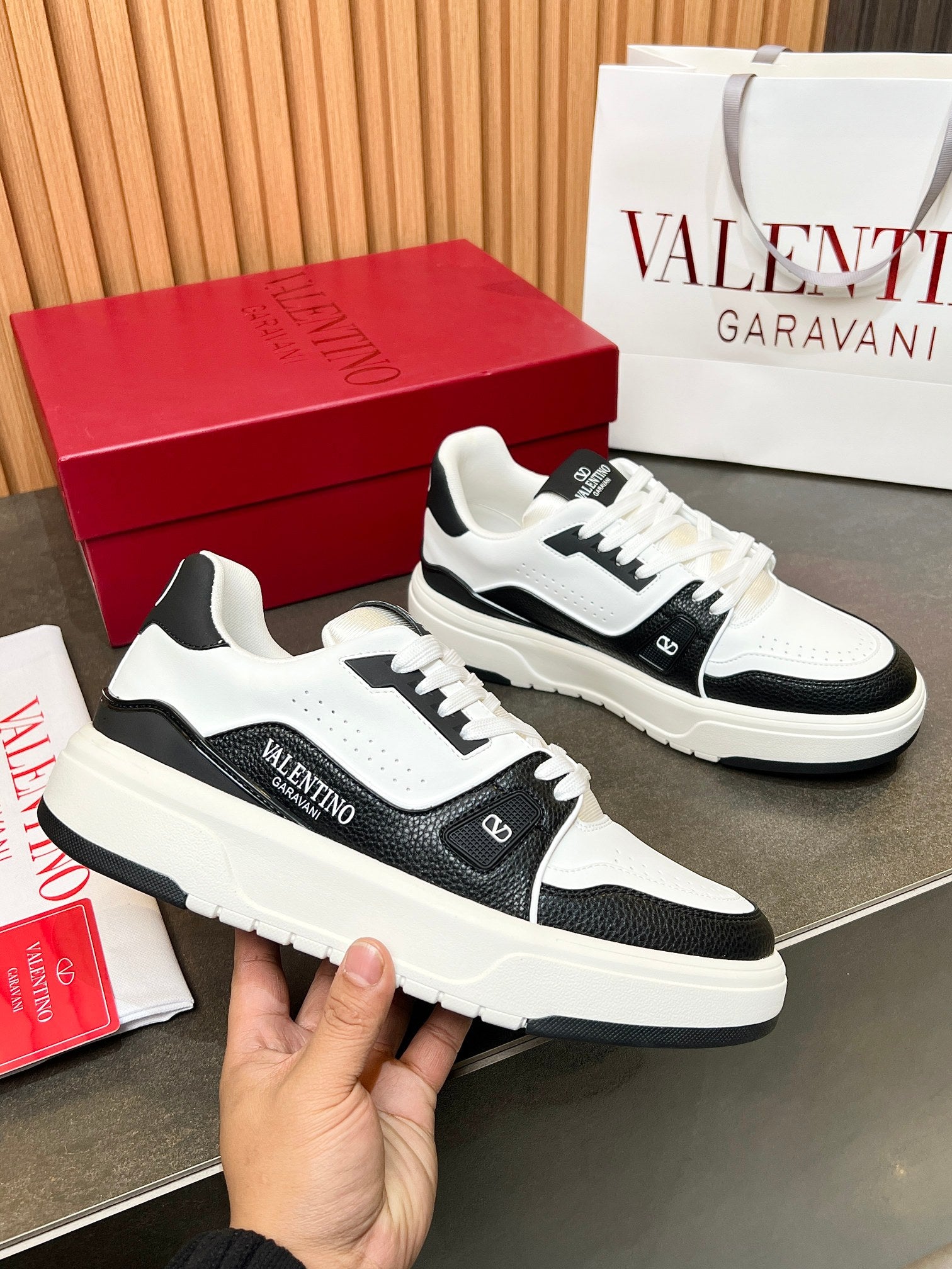 LuxluxHouse Best Quality Shoes Valentino