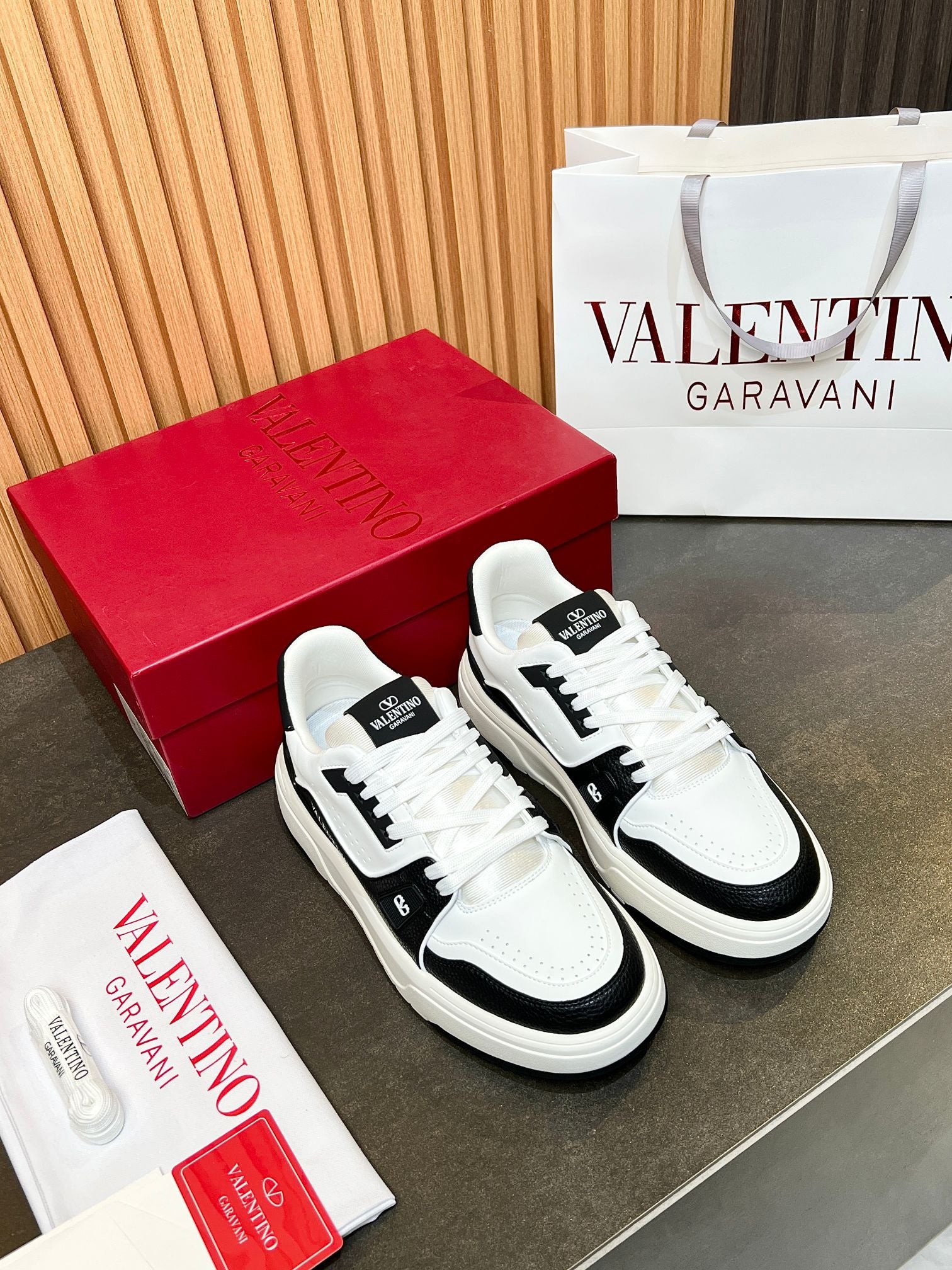 LuxluxHouse Best Quality Shoes Valentino