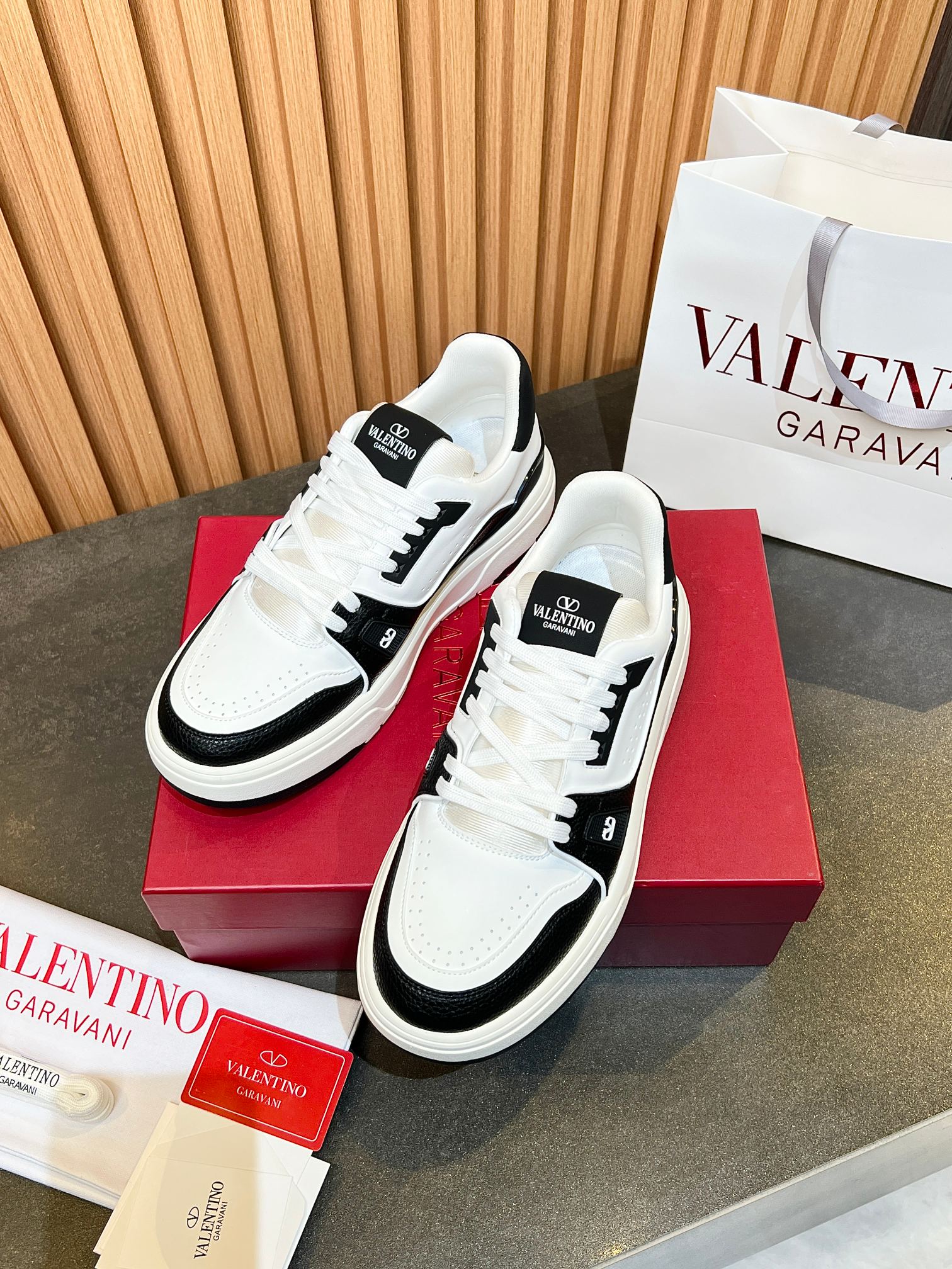 LuxluxHouse Best Quality Shoes Valentino