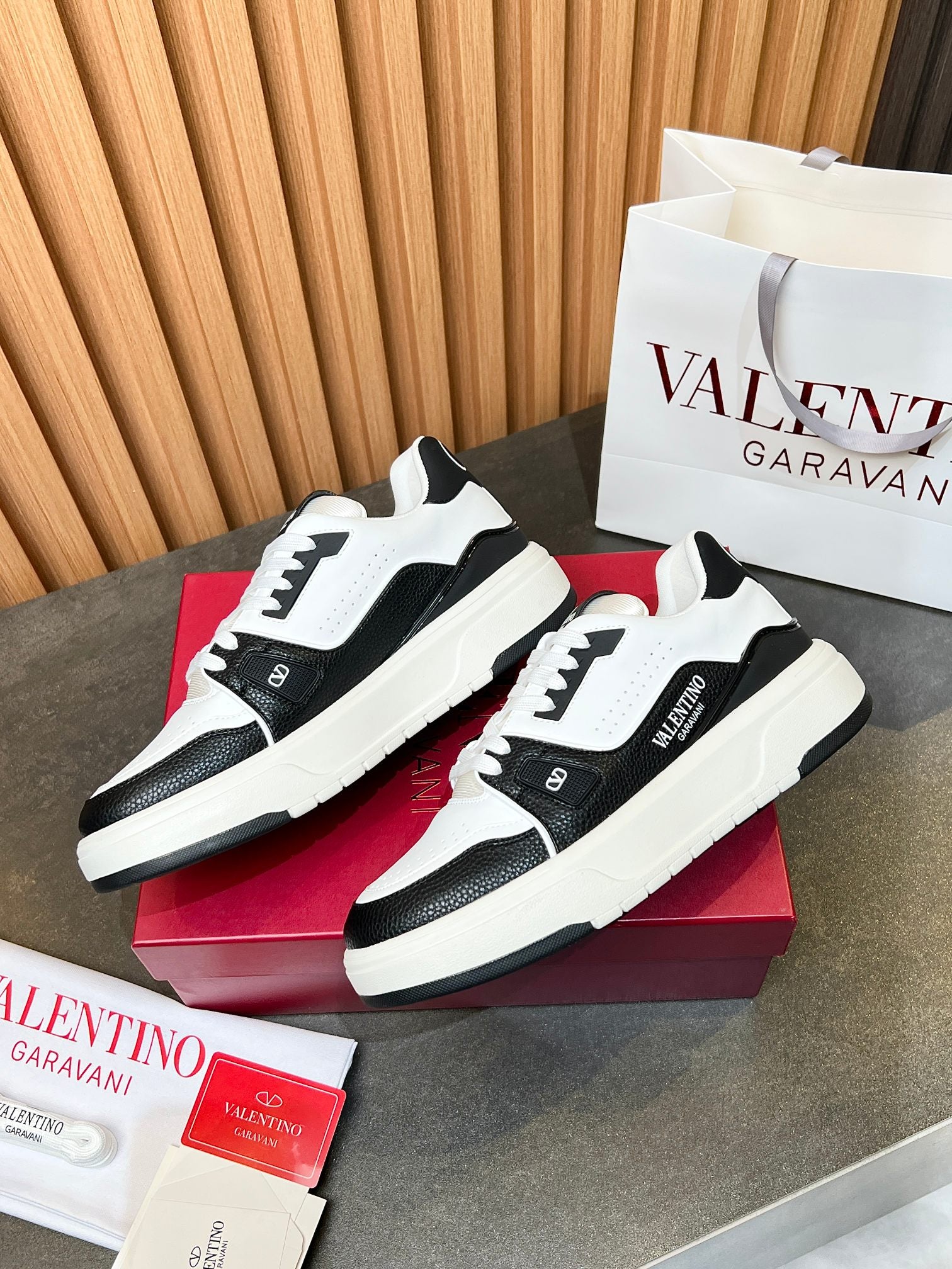 LuxluxHouse Best Quality Shoes Valentino