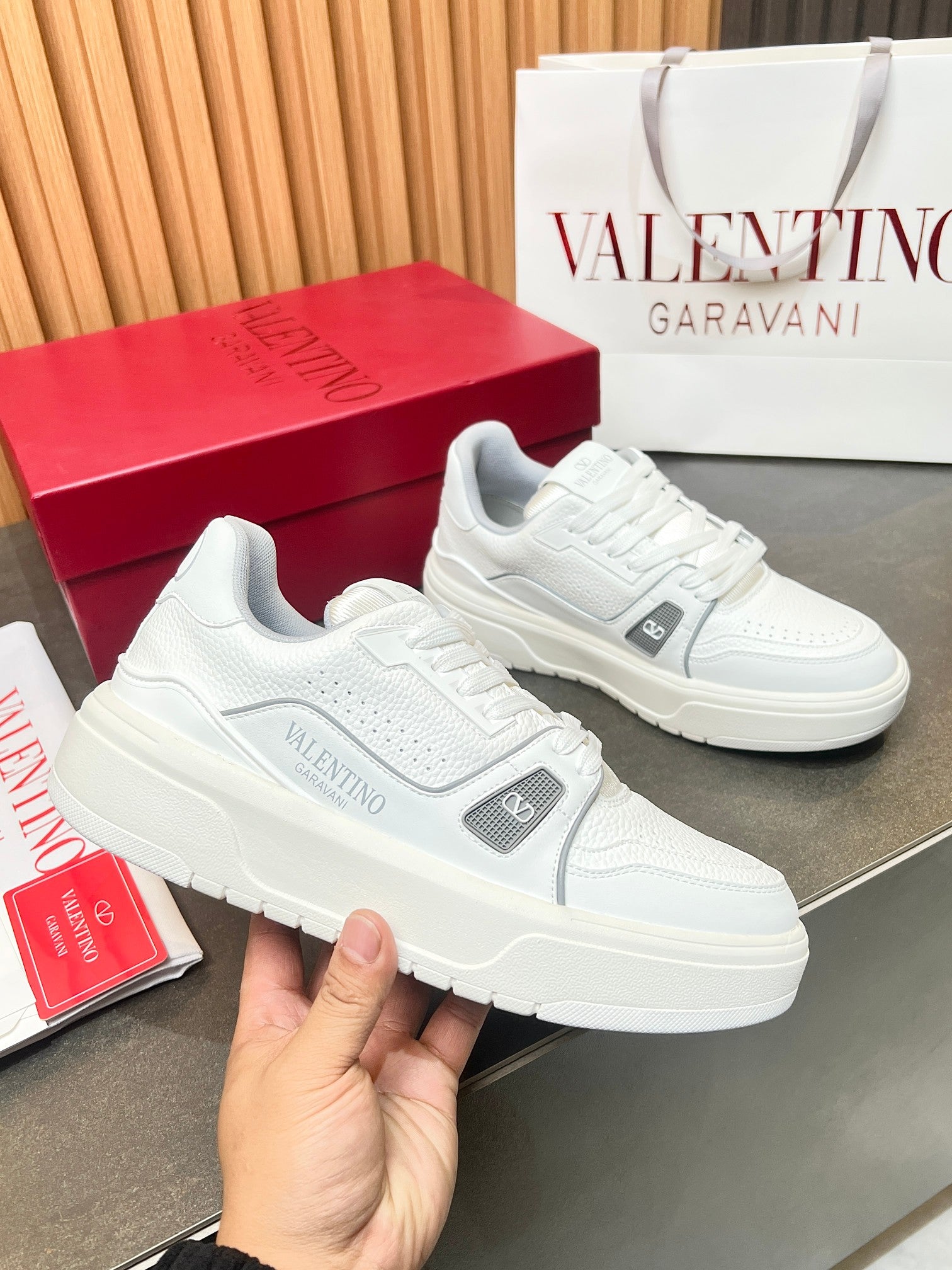 LuxluxHouse Best Quality Shoes Valentino