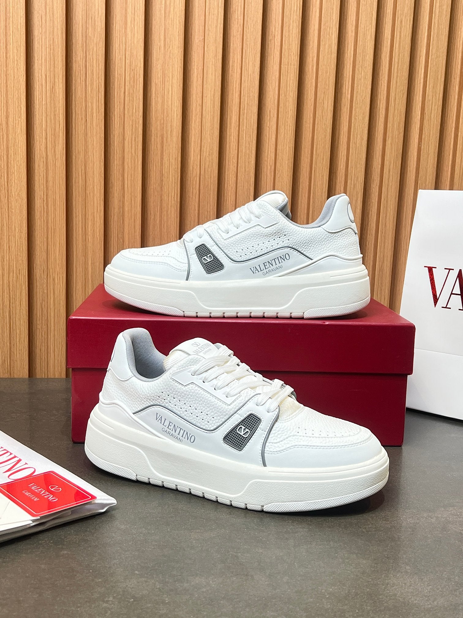 LuxluxHouse Best Quality Shoes Valentino