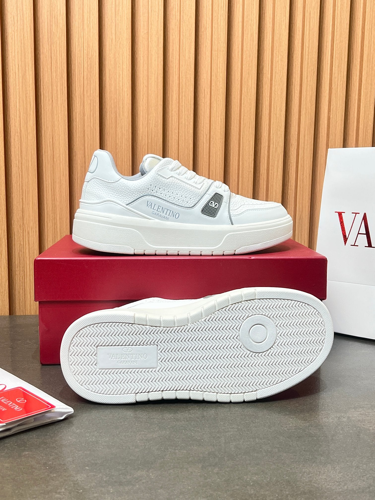 LuxluxHouse Best Quality Shoes Valentino