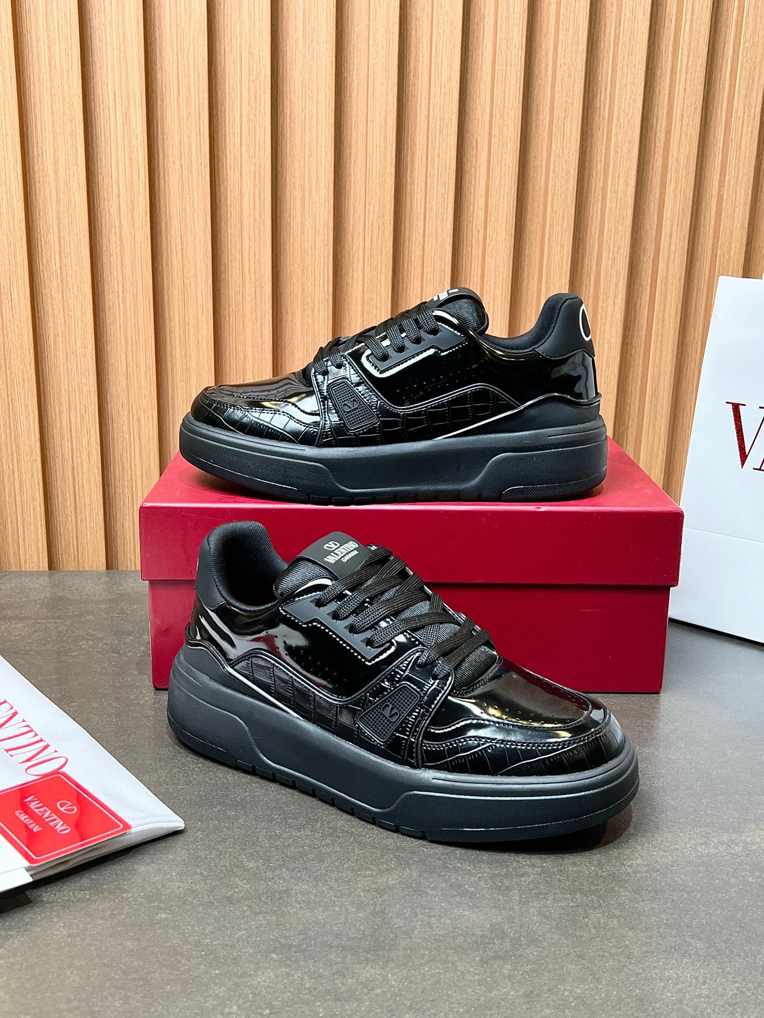 LuxluxHouse Best Quality Shoes Valentino