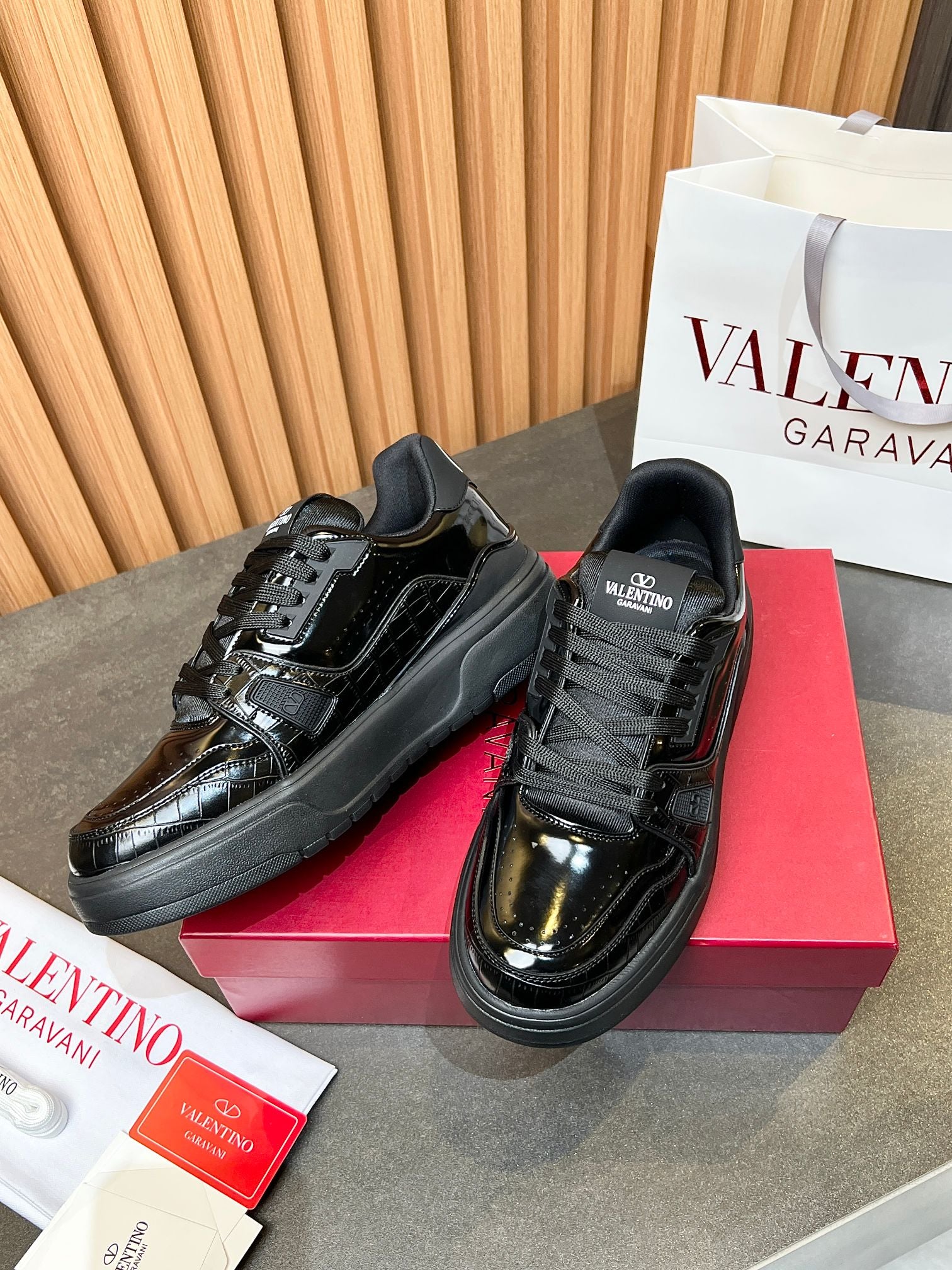 LuxluxHouse Best Quality Shoes Valentino