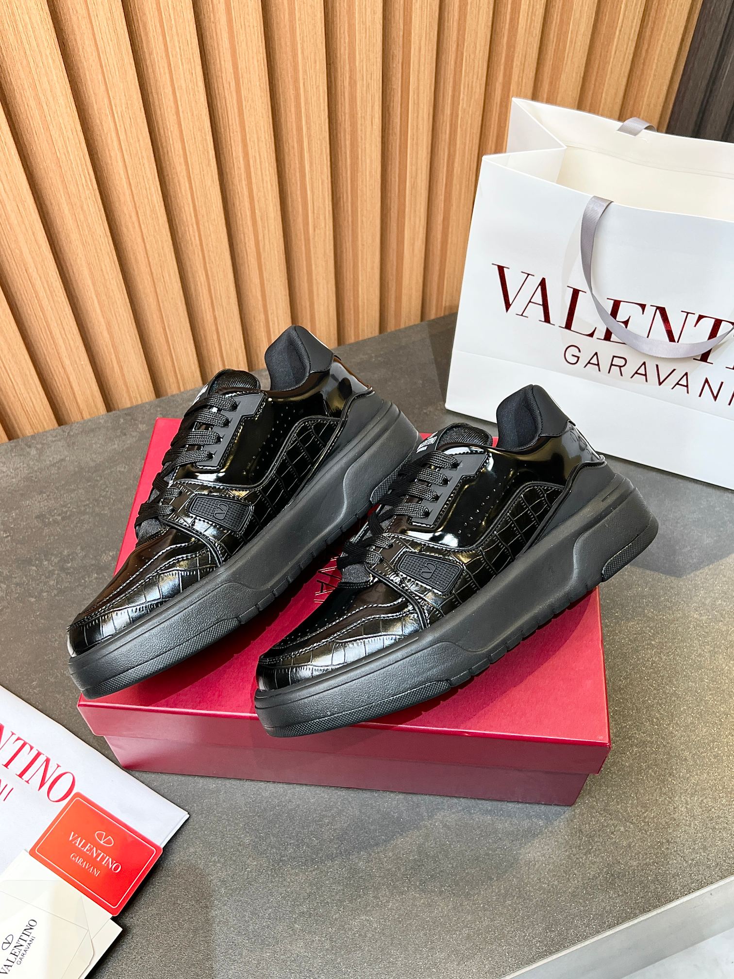 LuxluxHouse Best Quality Shoes Valentino