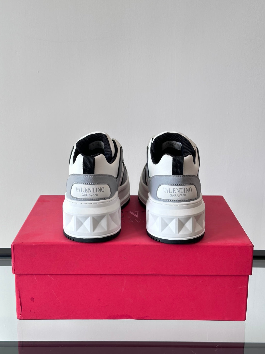 LuxluxHouse Best Quality Shoes Valentino