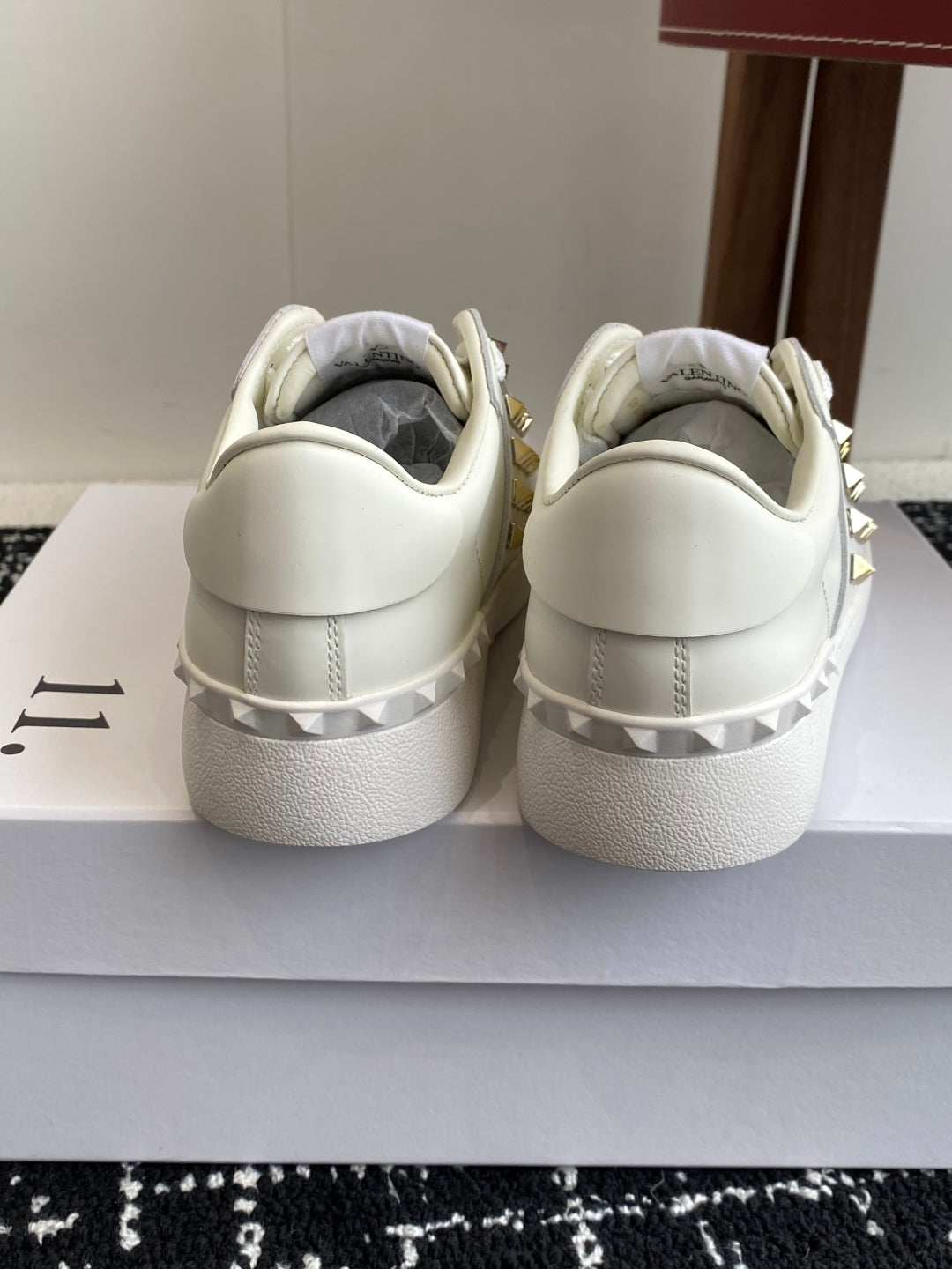 LuxluxHouse Best Quality Shoes Valentino