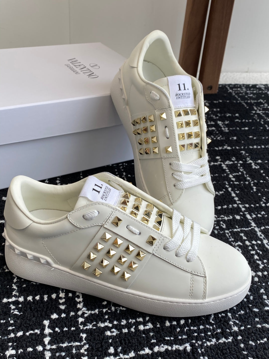 LuxluxHouse Best Quality Shoes Valentino