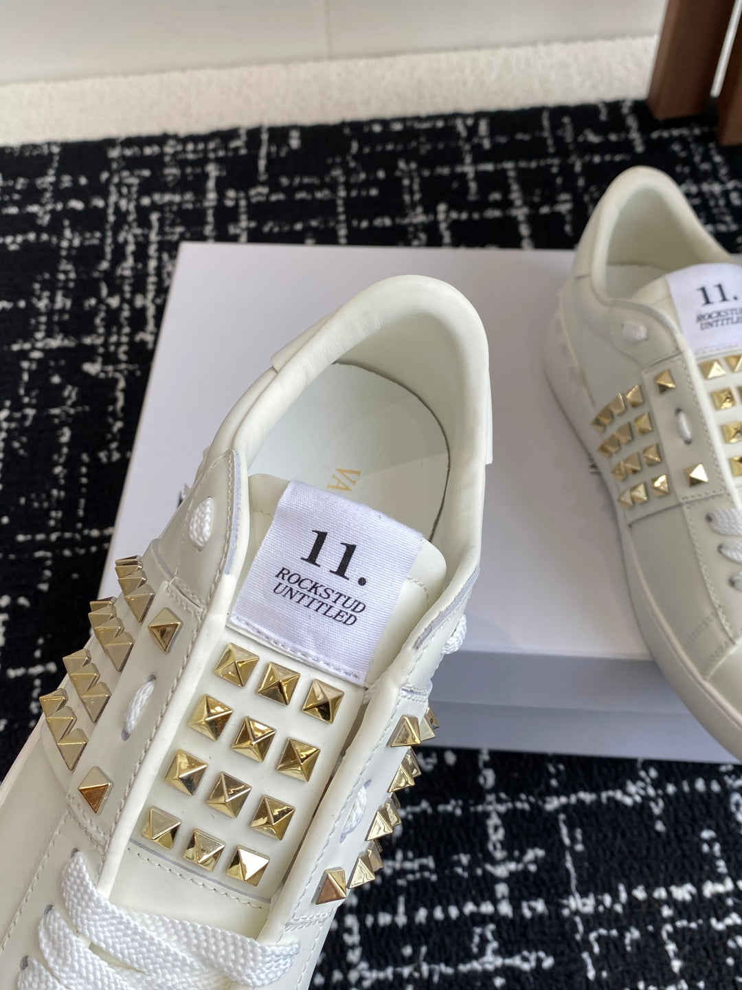 LuxluxHouse Best Quality Shoes Valentino