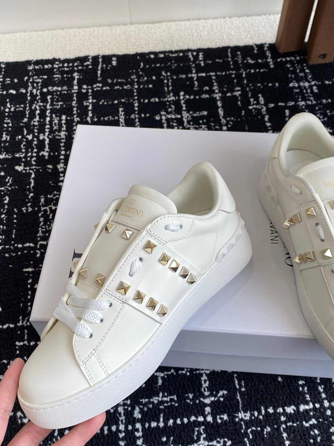 LuxluxHouse Best Quality Shoes Valentino