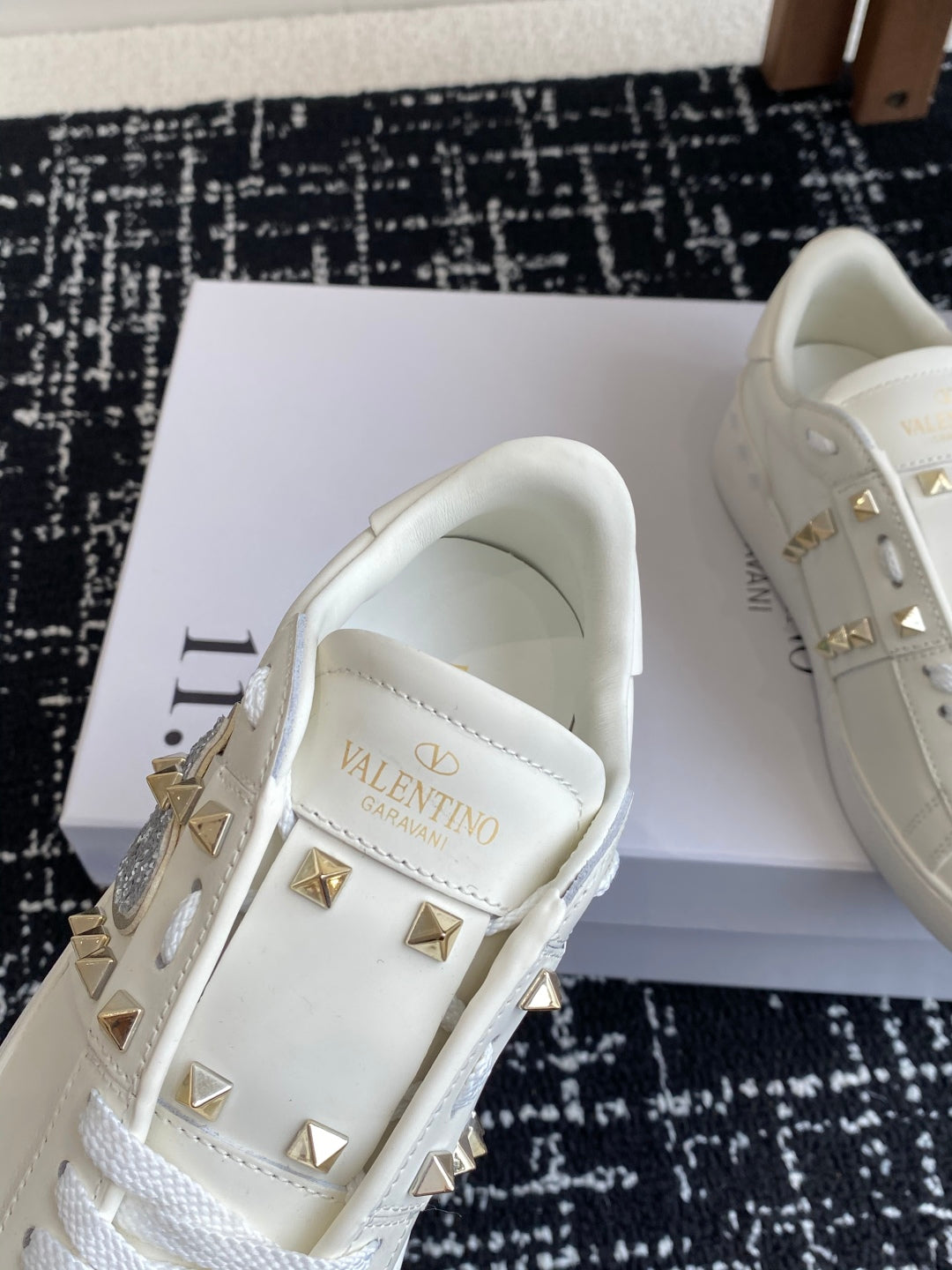 LuxluxHouse Best Quality Shoes Valentino
