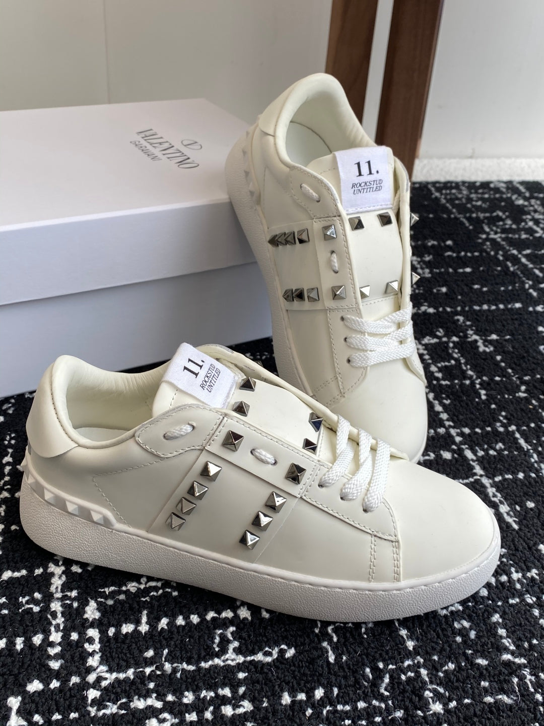 LuxluxHouse Best Quality Shoes Valentino