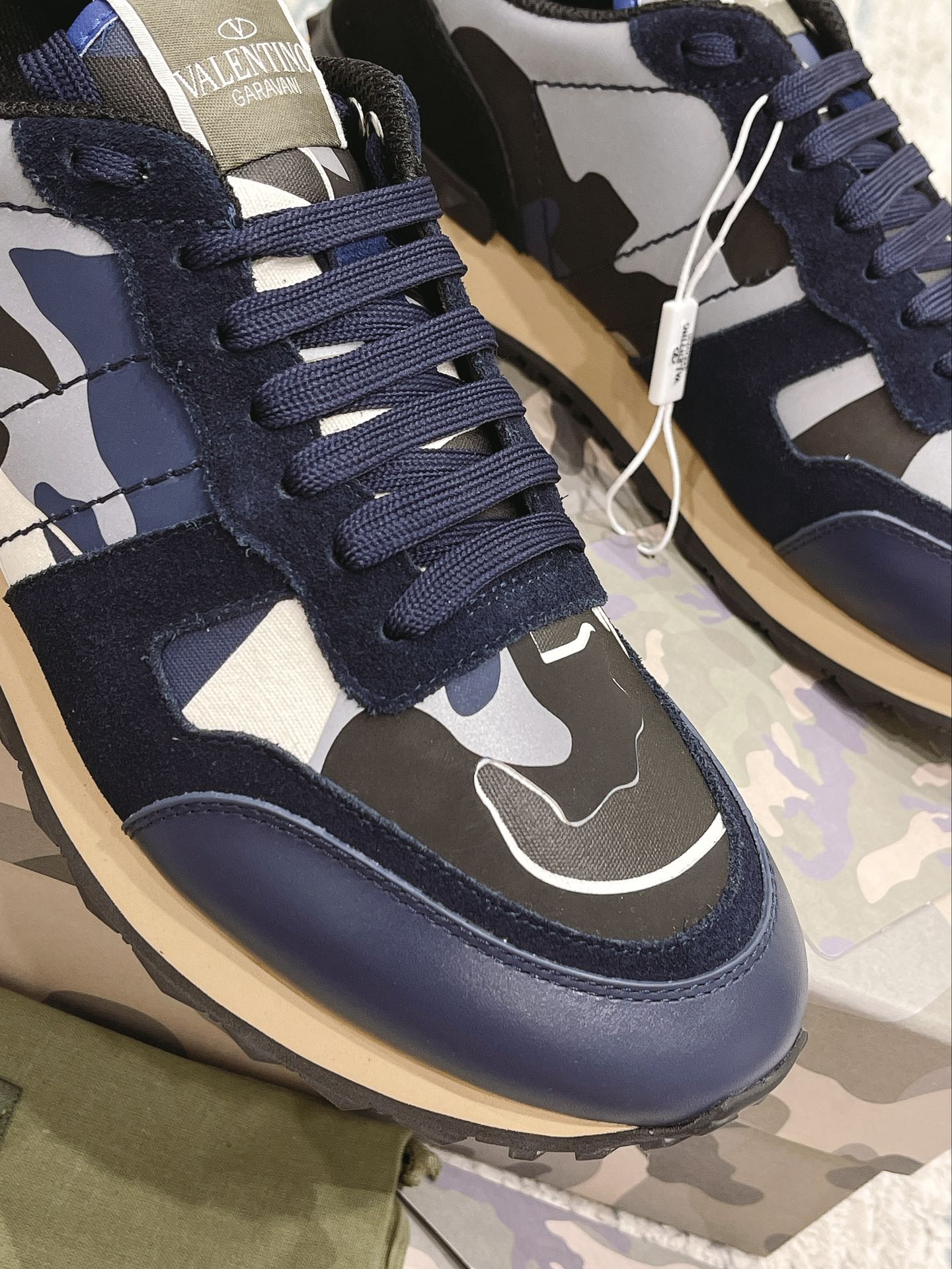 LuxluxHouse Best Quality Shoes Valentino