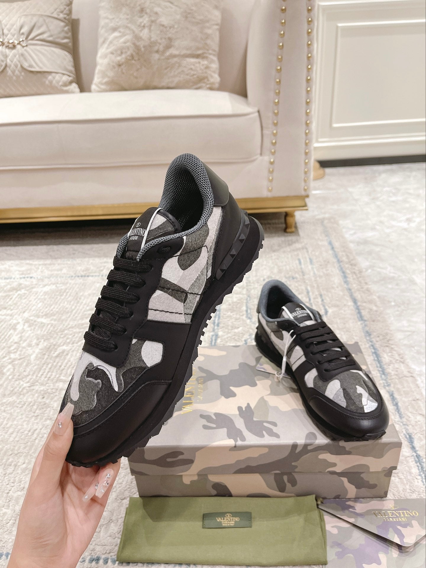 LuxluxHouse Best Quality Shoes Valentino