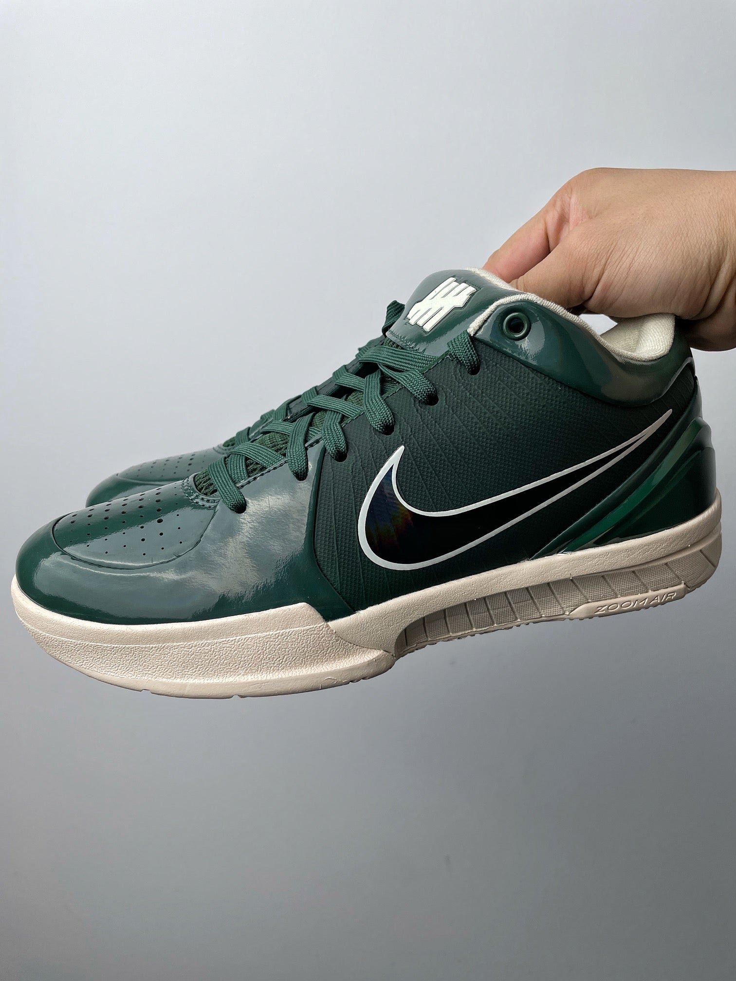 Max/WKB Batch-UNDEFEATED × Nike Zoom Kobe 4 Protro “Dark Green Bucks”