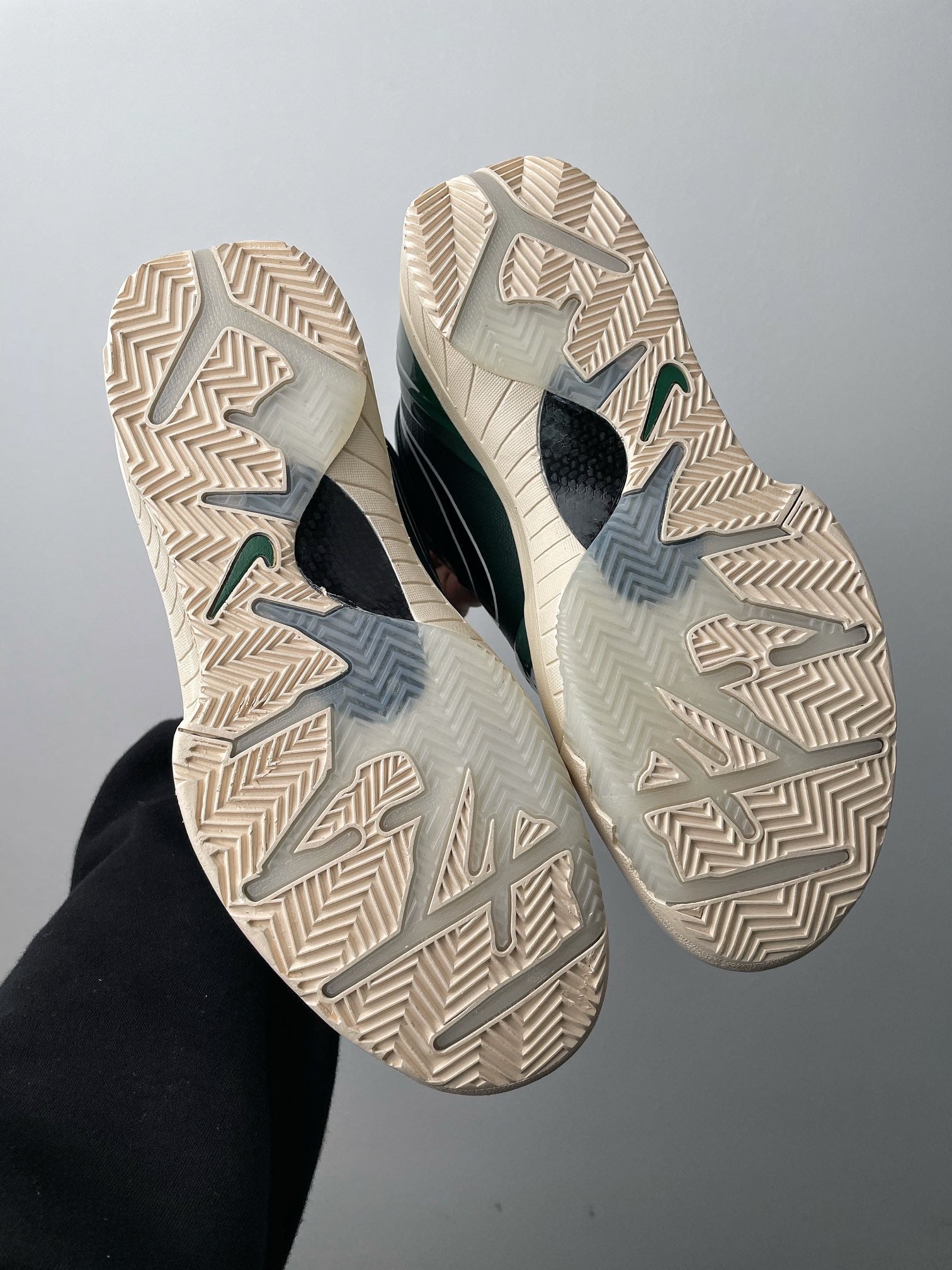 Max/WKB Batch-UNDEFEATED × Nike Zoom Kobe 4 Protro “Dark Green Bucks”