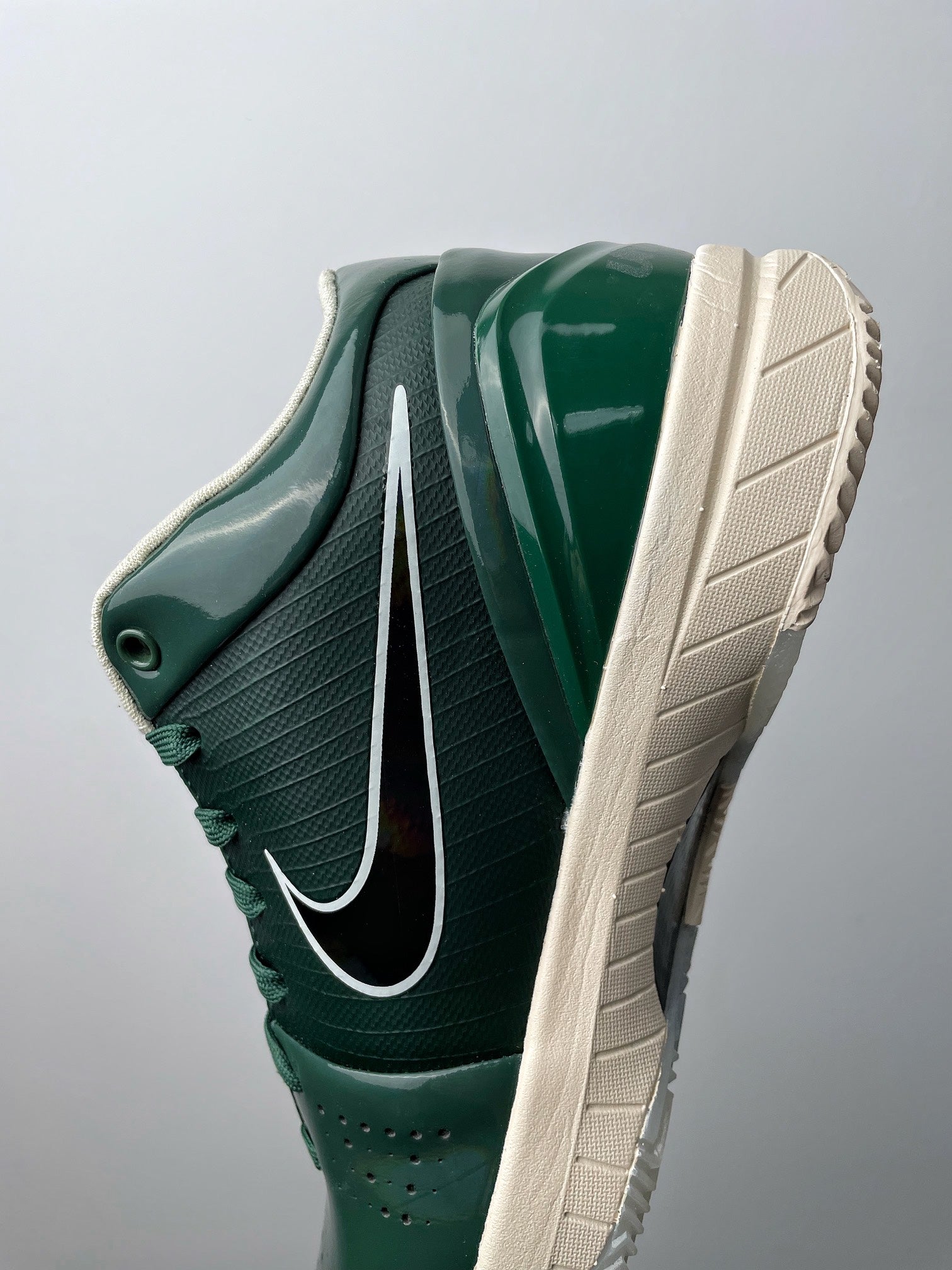 Max/WKB Batch-UNDEFEATED × Nike Zoom Kobe 4 Protro “Dark Green Bucks”