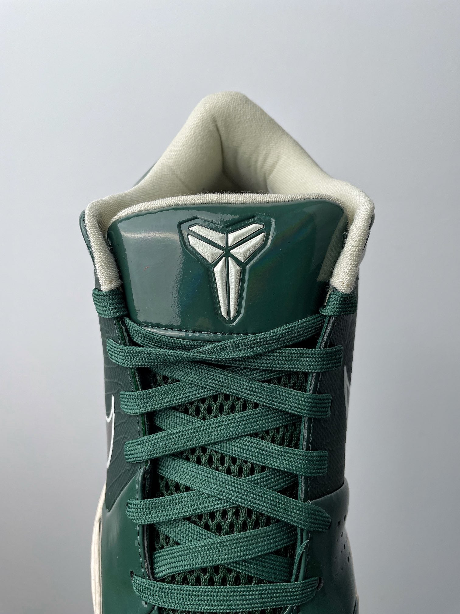 Max/WKB Batch-UNDEFEATED × Nike Zoom Kobe 4 Protro “Dark Green Bucks”