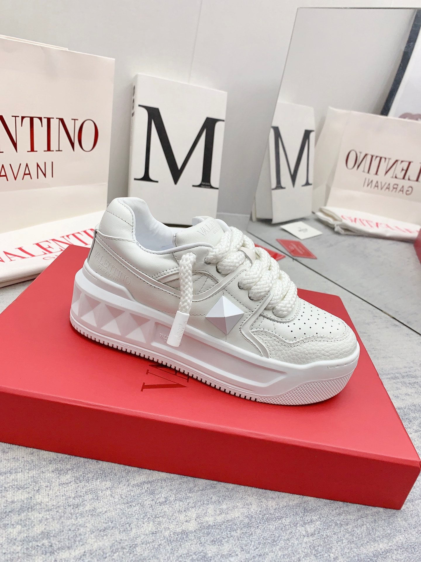 LuxluxHouse Best Quality Shoes Valentino