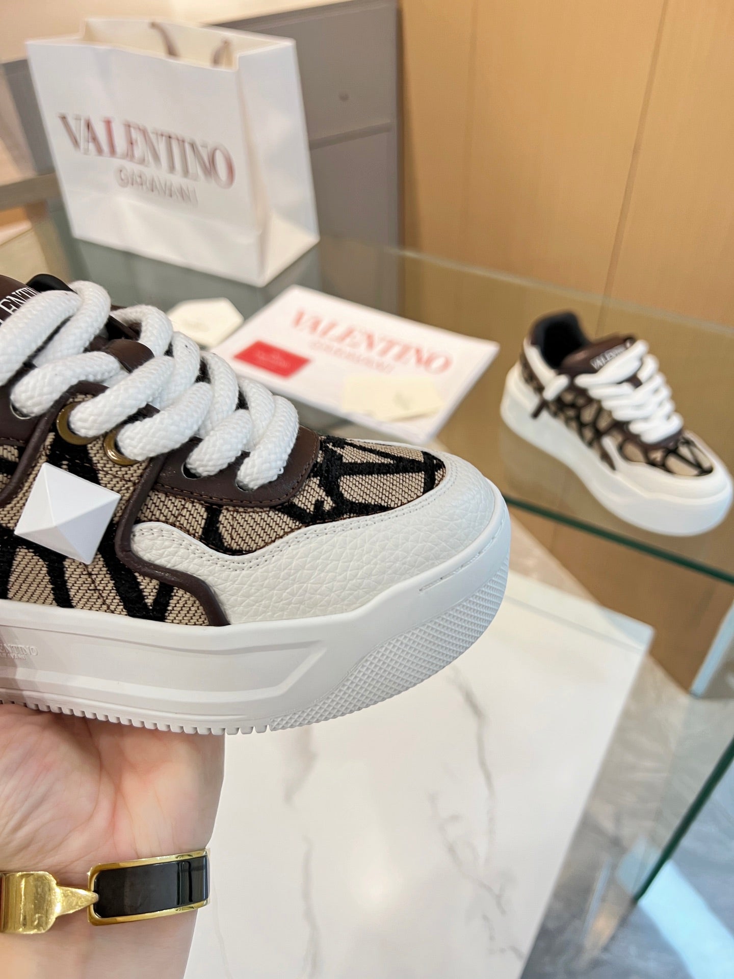 LuxluxHouse Best Quality Shoes Valentino