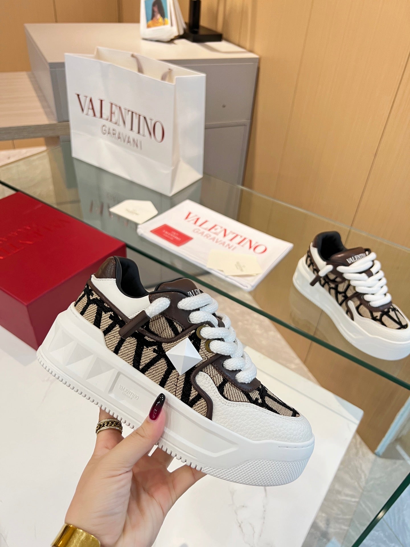 LuxluxHouse Best Quality Shoes Valentino