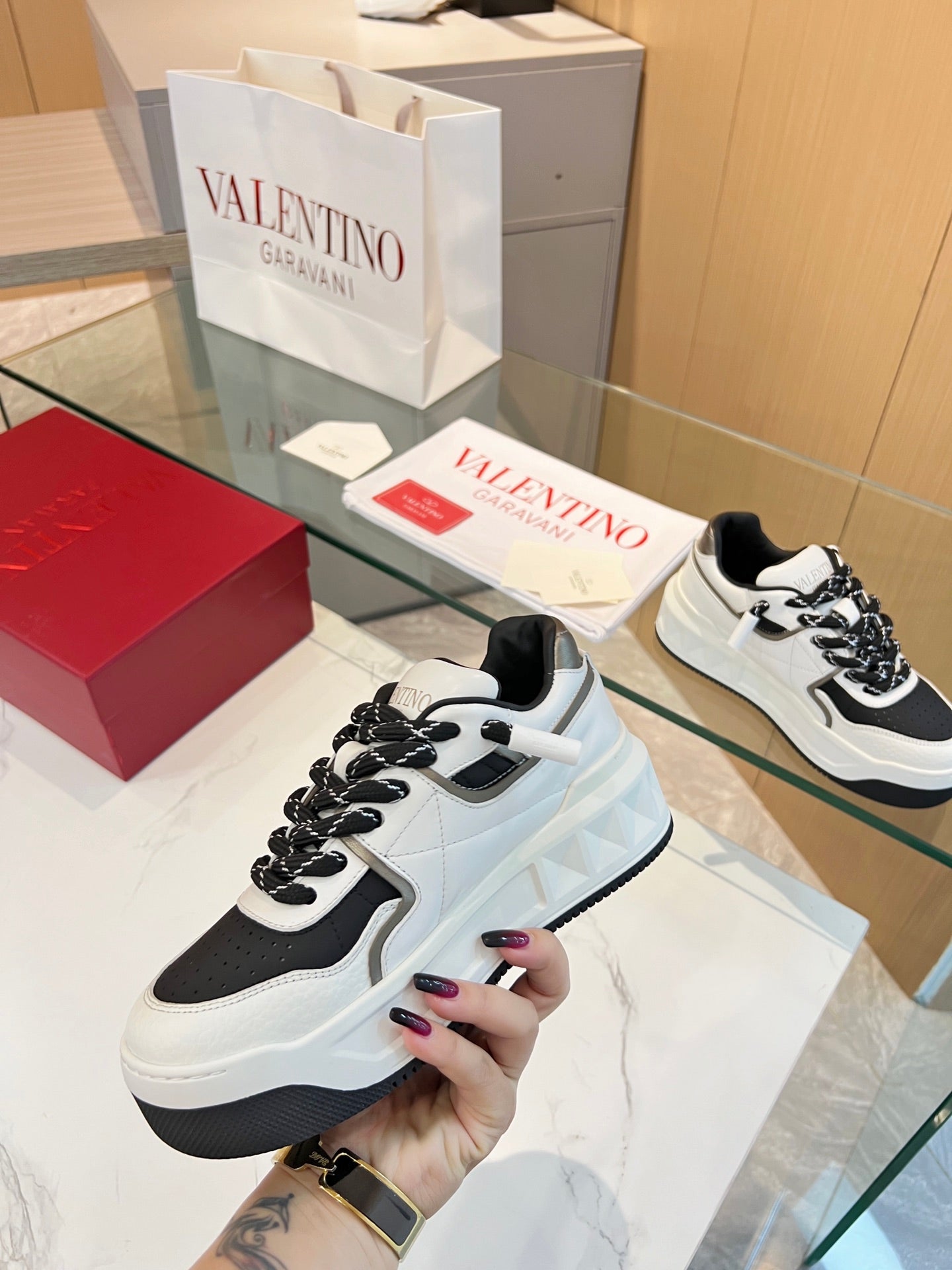 LuxluxHouse Best Quality Shoes Valentino