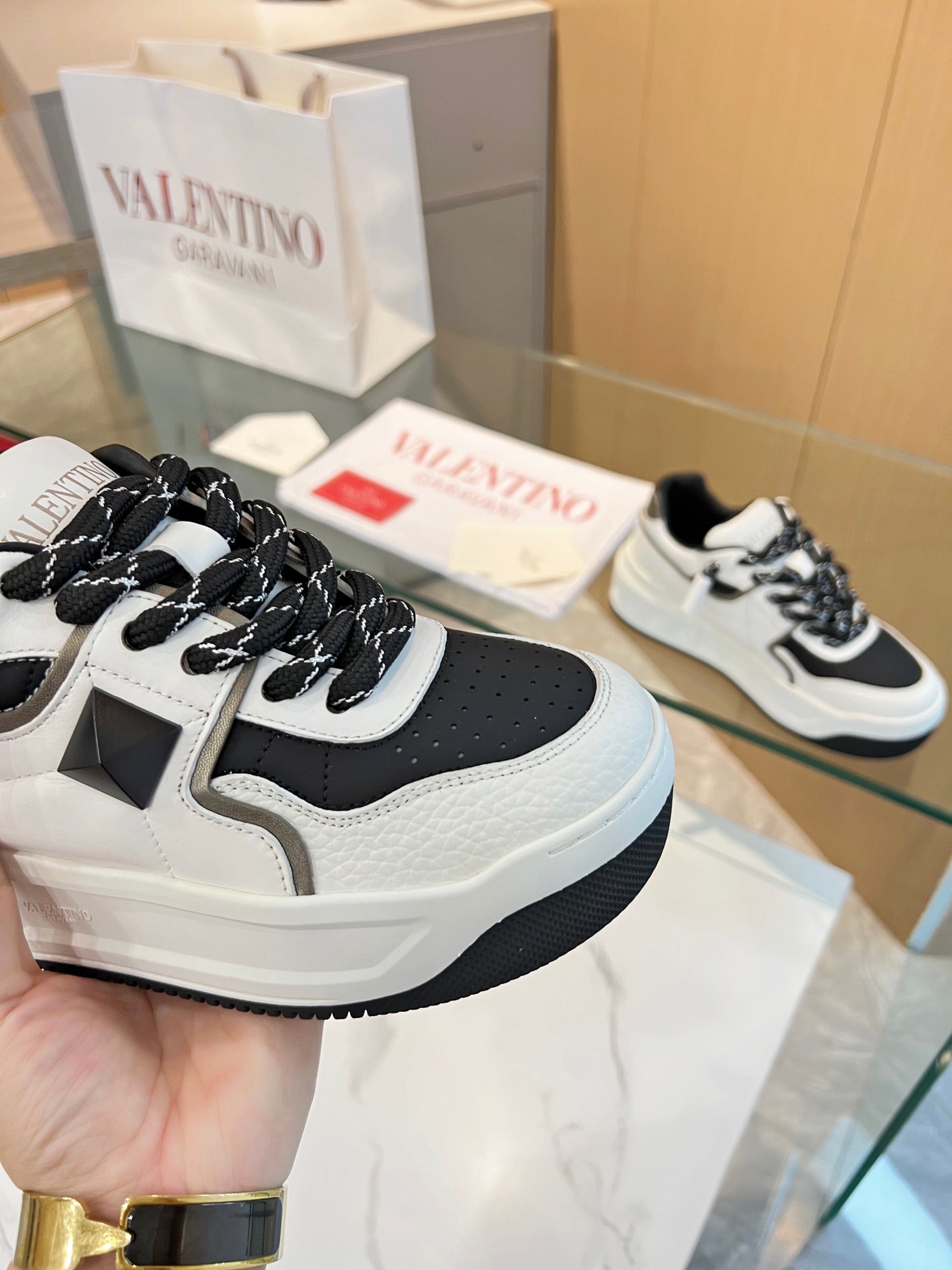 LuxluxHouse Best Quality Shoes Valentino