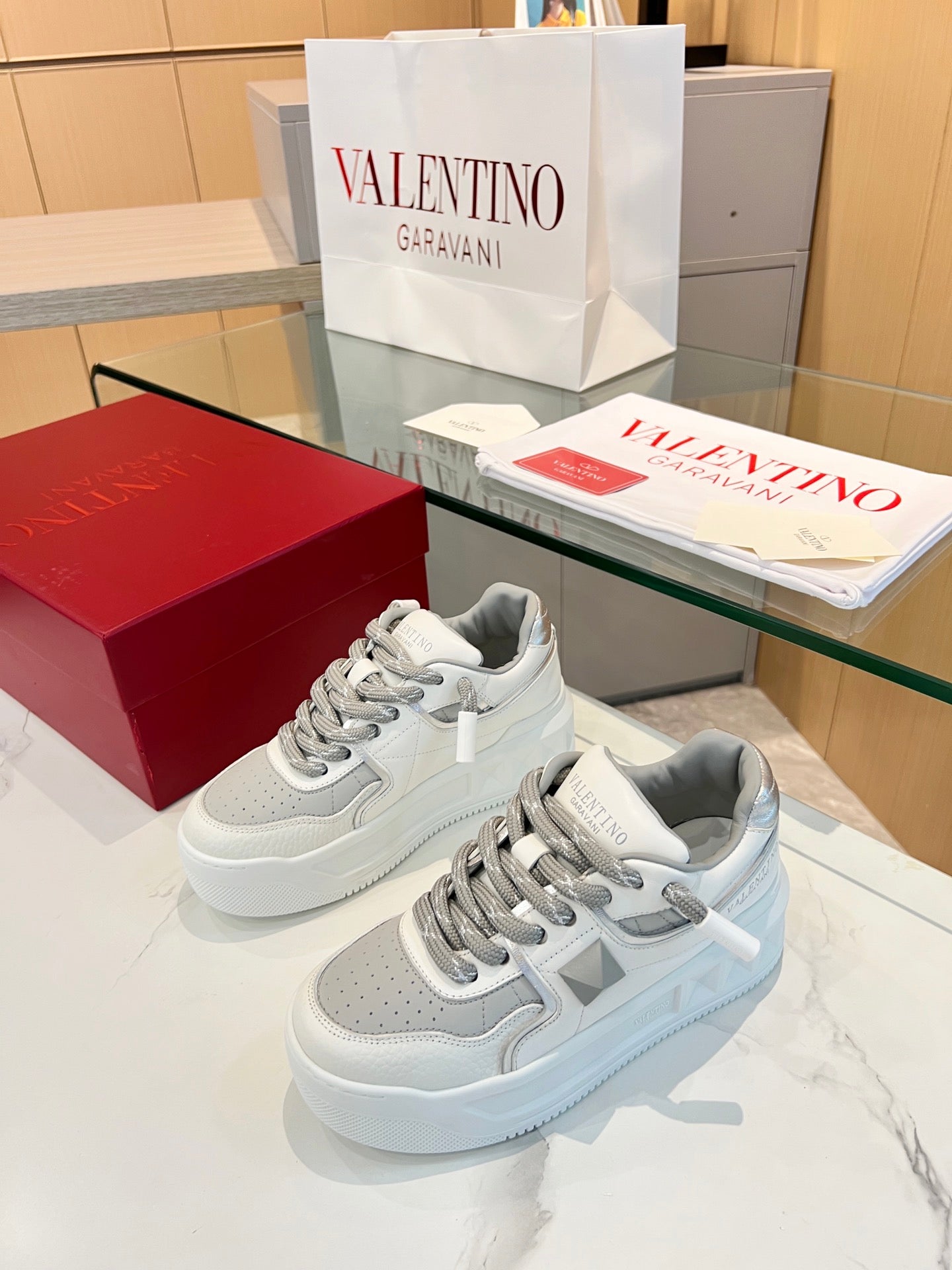 LuxluxHouse Best Quality Shoes Valentino