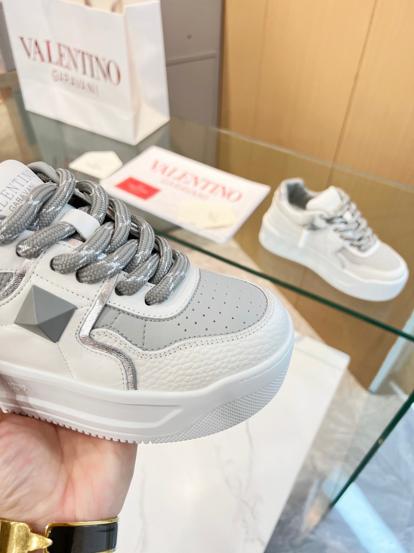LuxluxHouse Best Quality Shoes Valentino