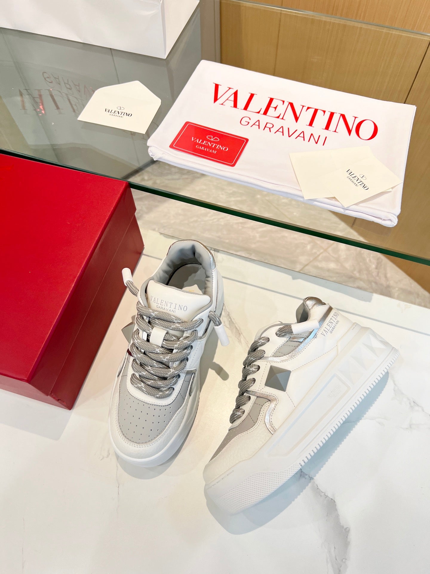 LuxluxHouse Best Quality Shoes Valentino